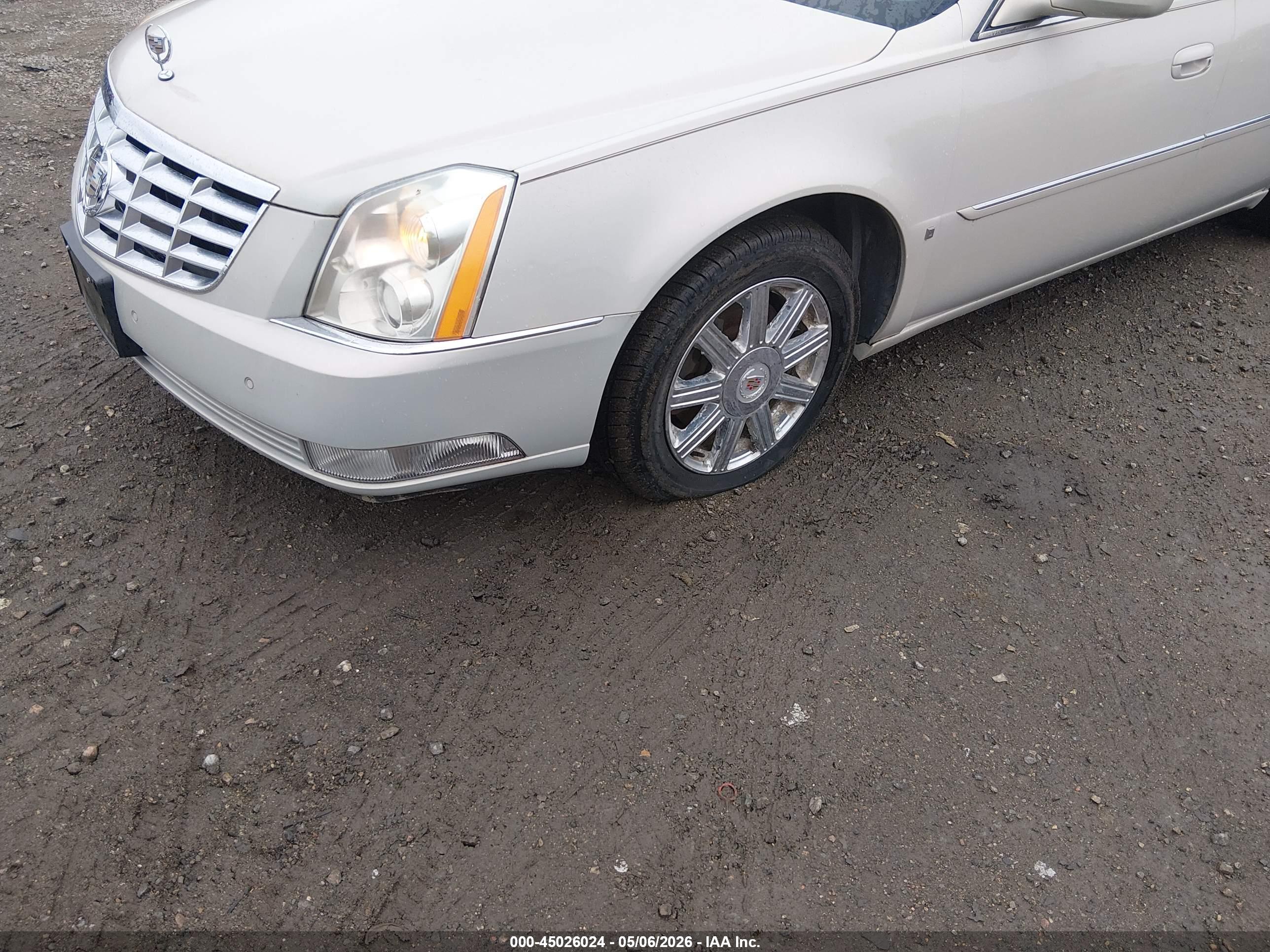CADILLAC DTS image 6