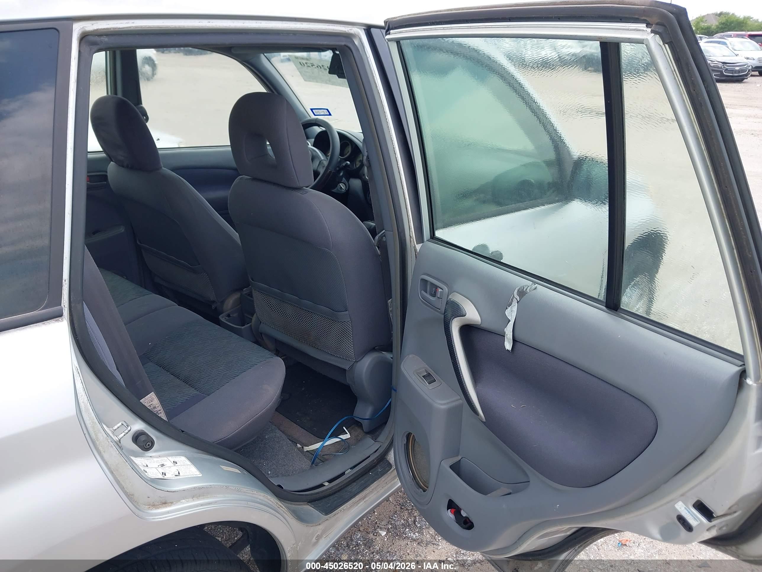 TOYOTA RAV4 image 8