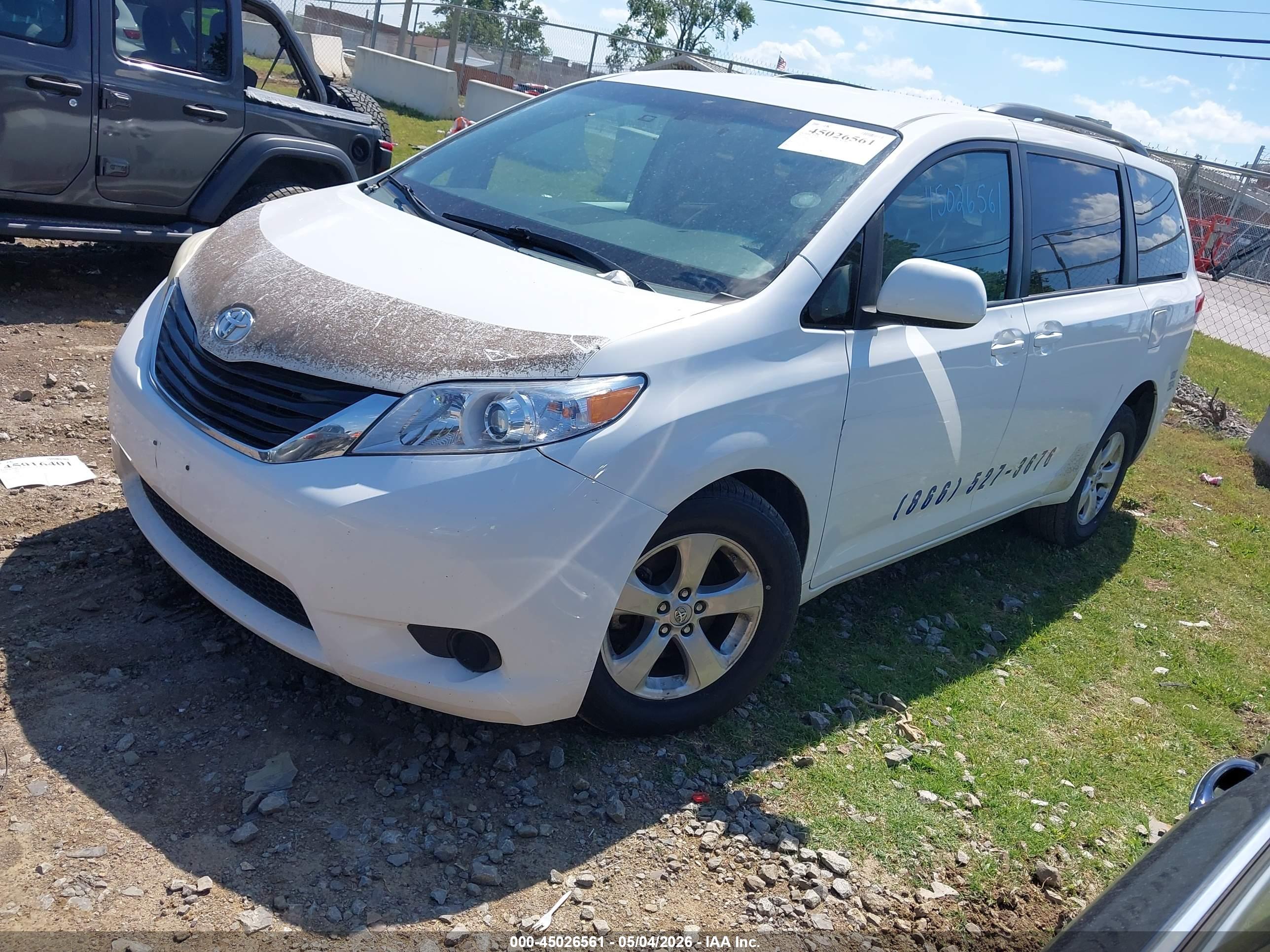 TOYOTA SIENNA image 2