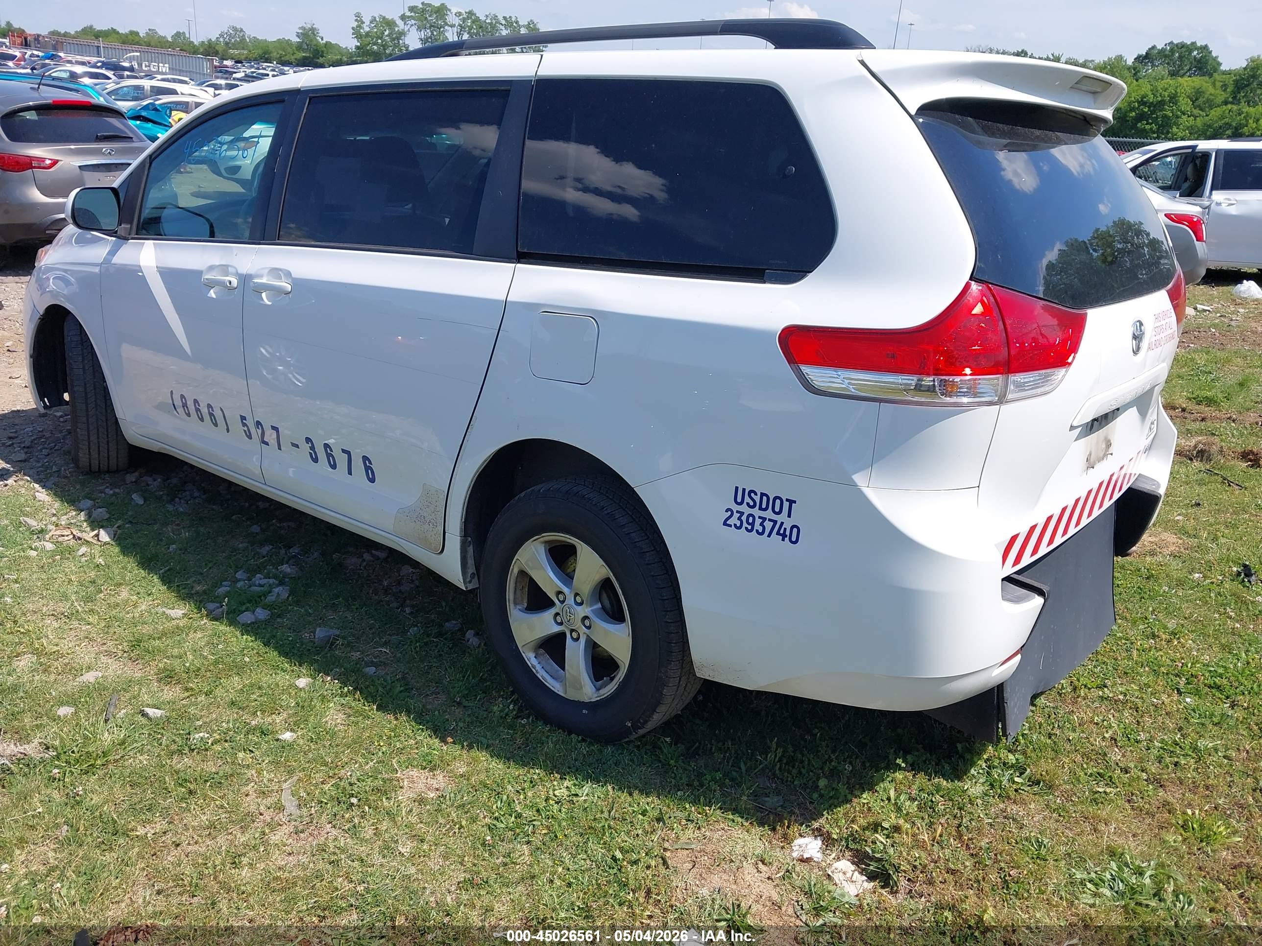 TOYOTA SIENNA image 3