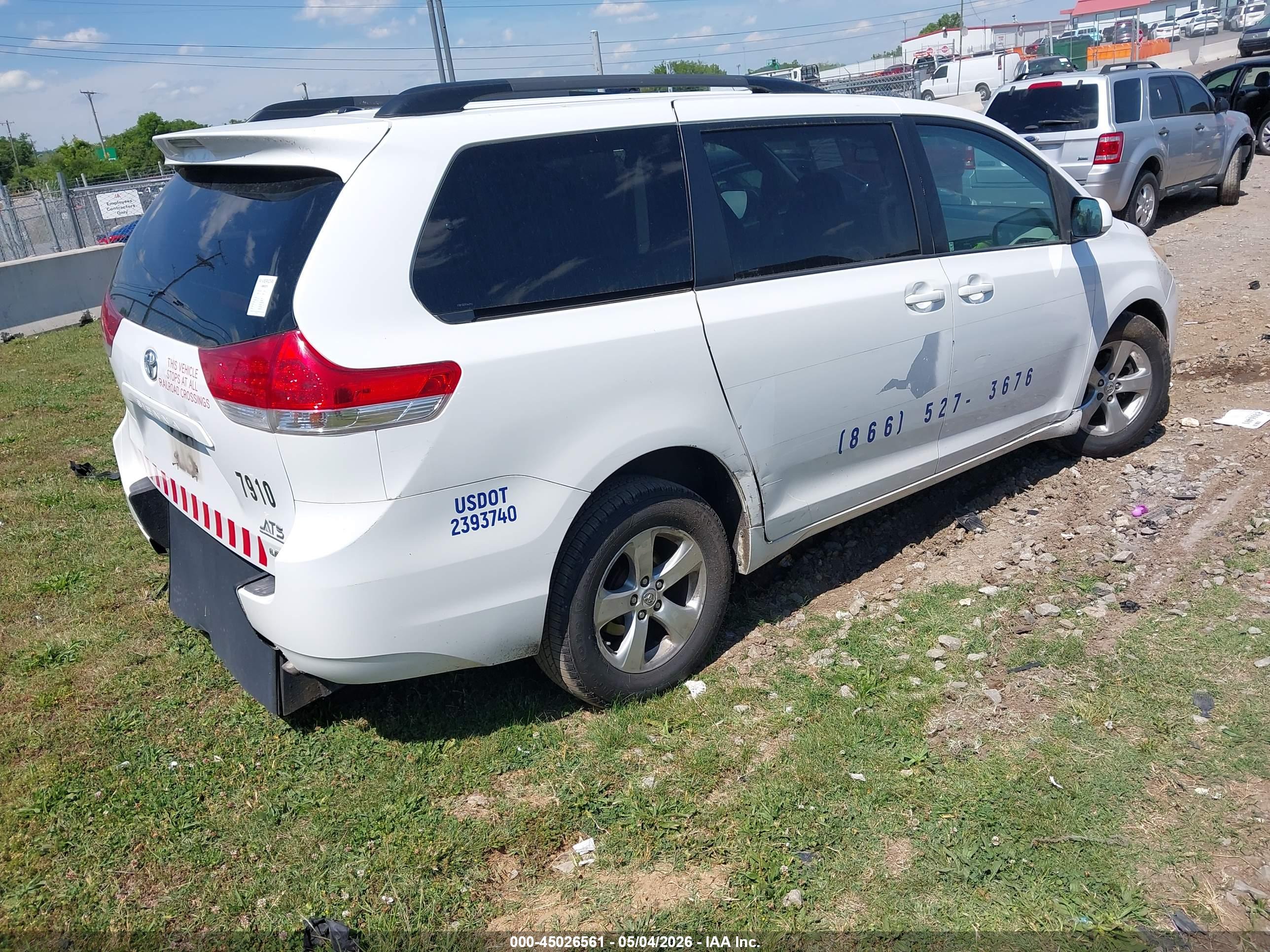 TOYOTA SIENNA image 4