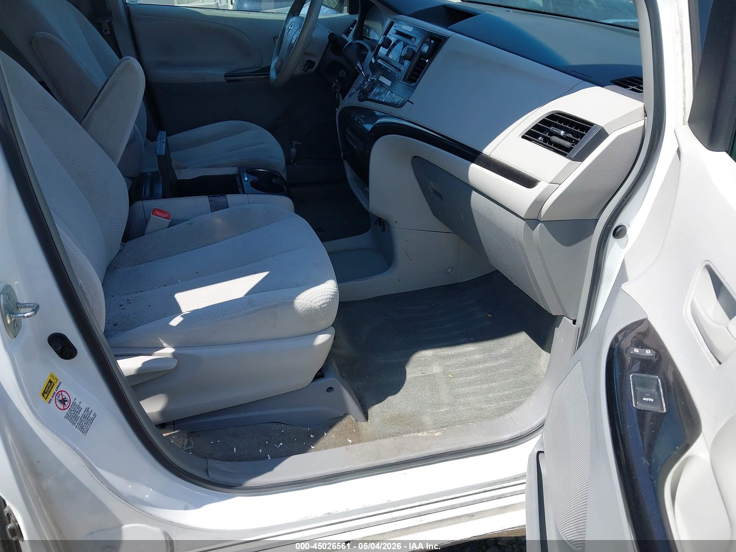 TOYOTA SIENNA image 5