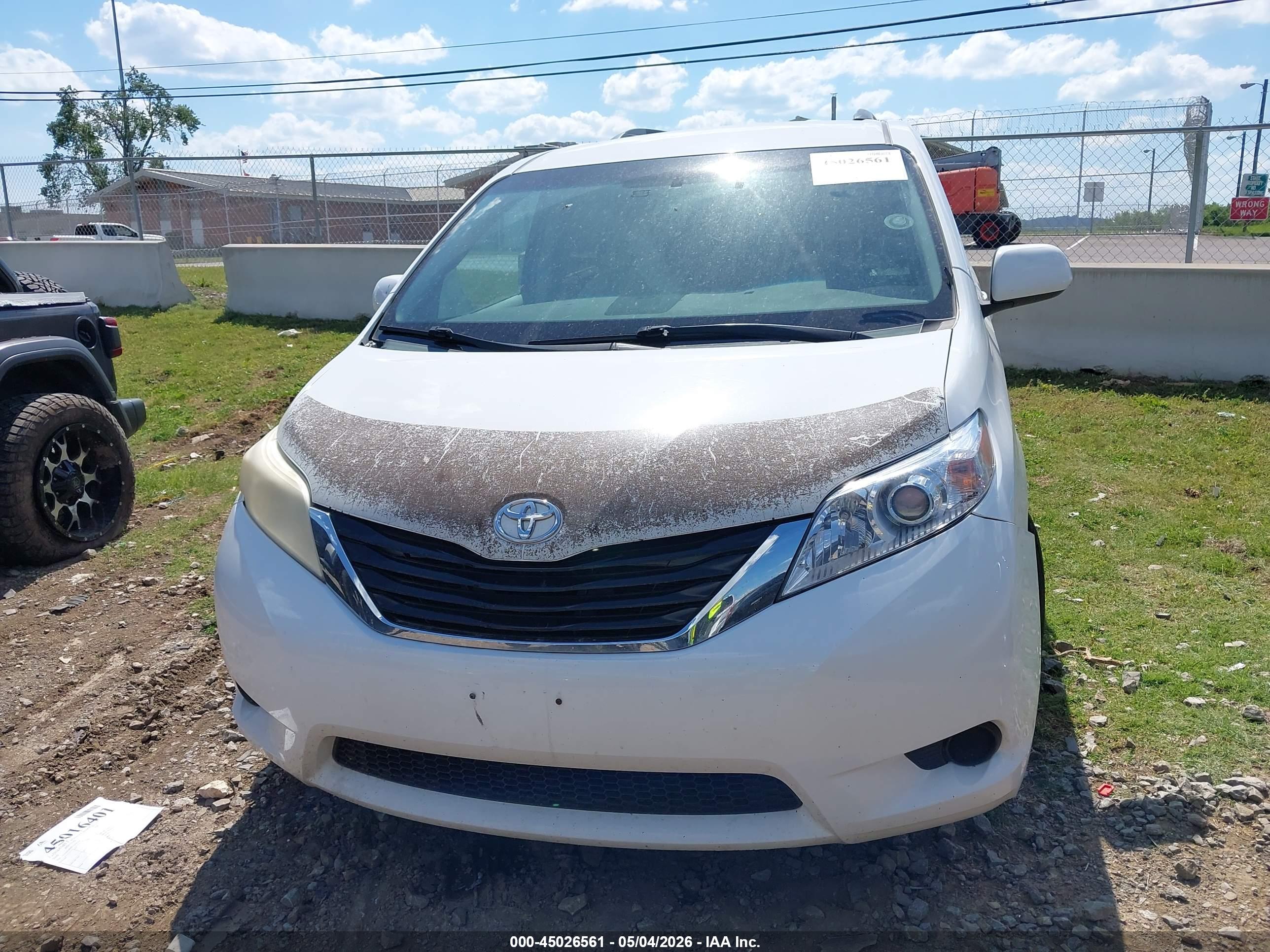 TOYOTA SIENNA image 6