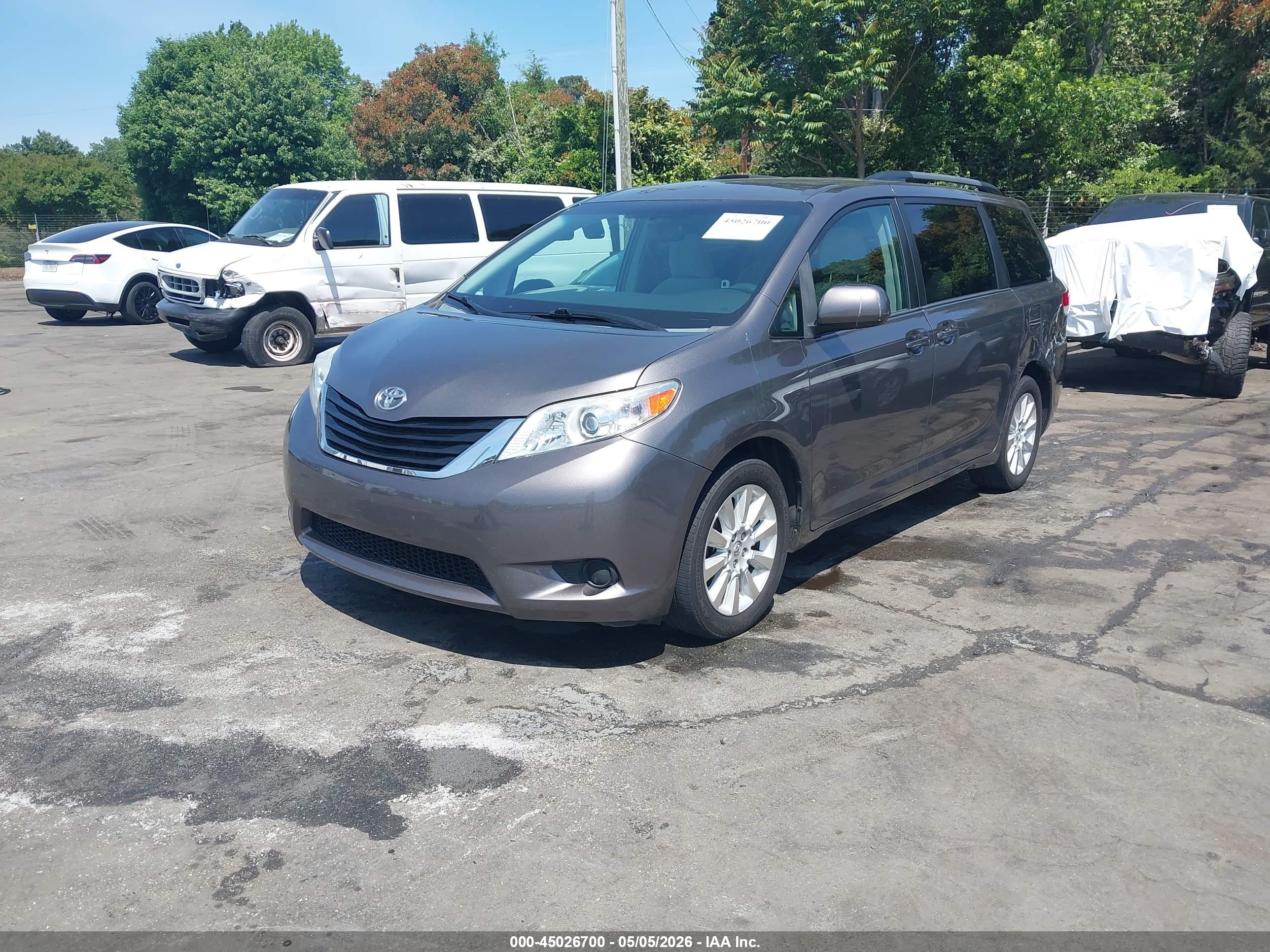 TOYOTA SIENNA image 2