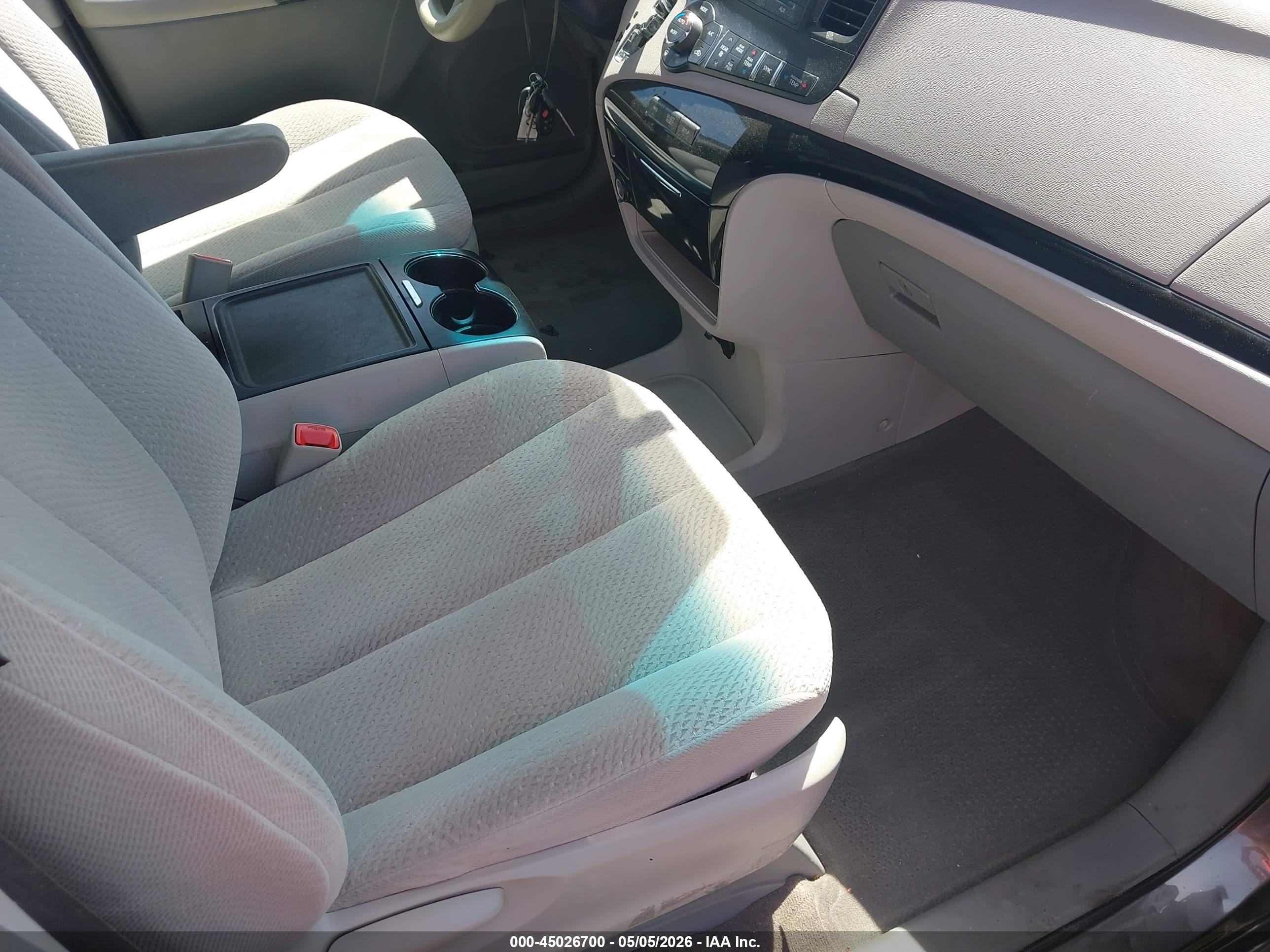 TOYOTA SIENNA image 5