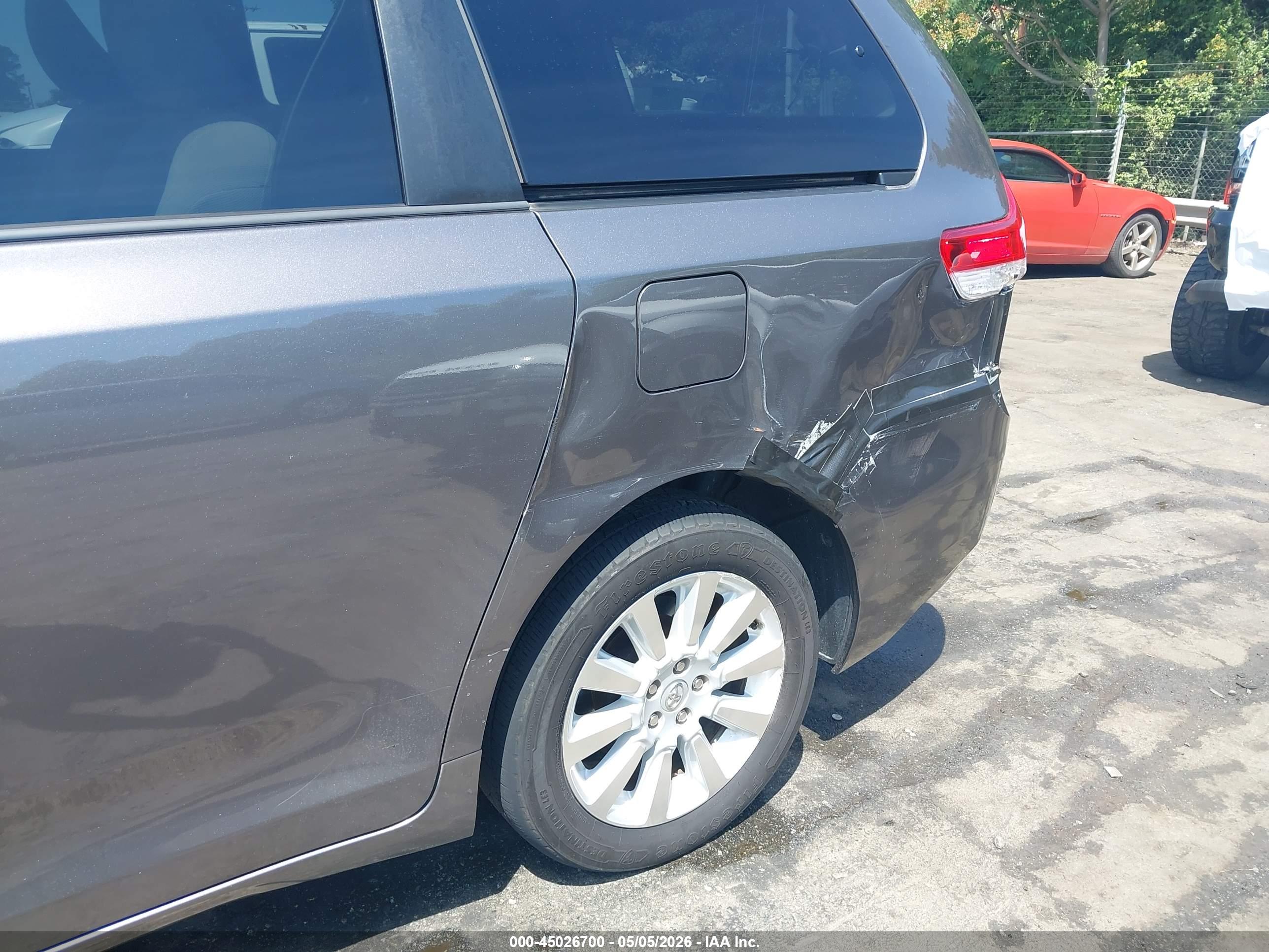 TOYOTA SIENNA image 6