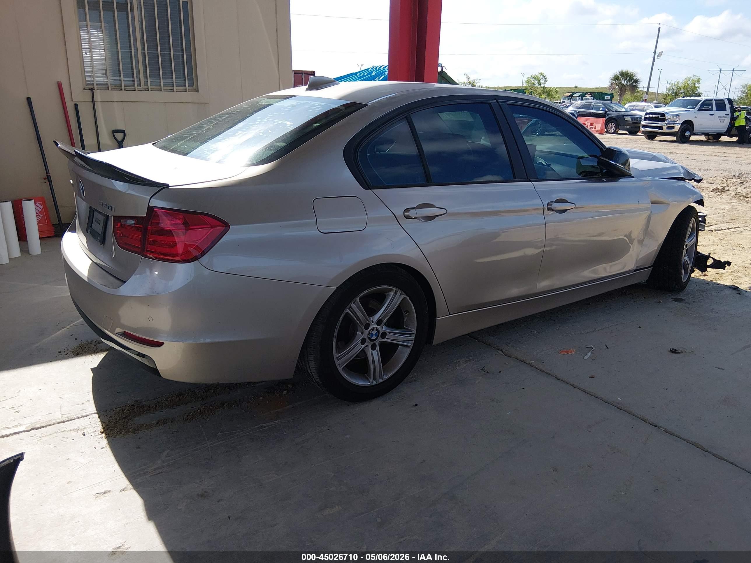 BMW 320I image 4