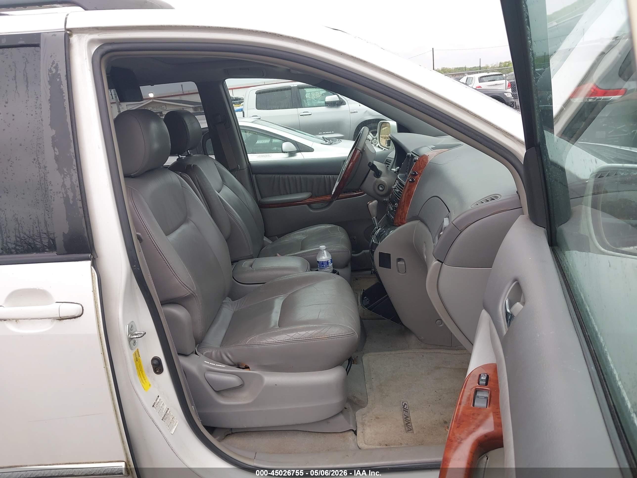 TOYOTA SIENNA image 5