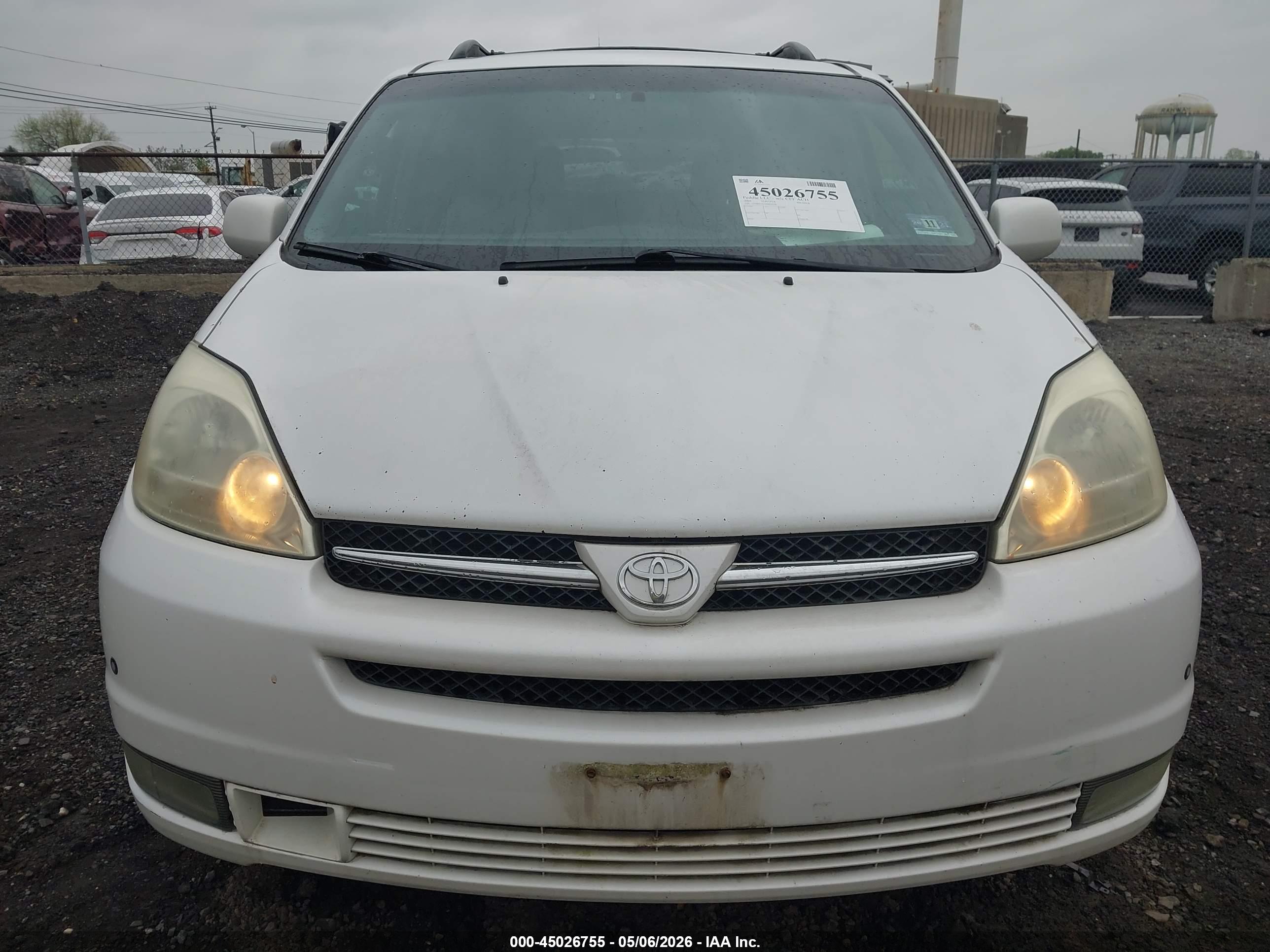 TOYOTA SIENNA image 6