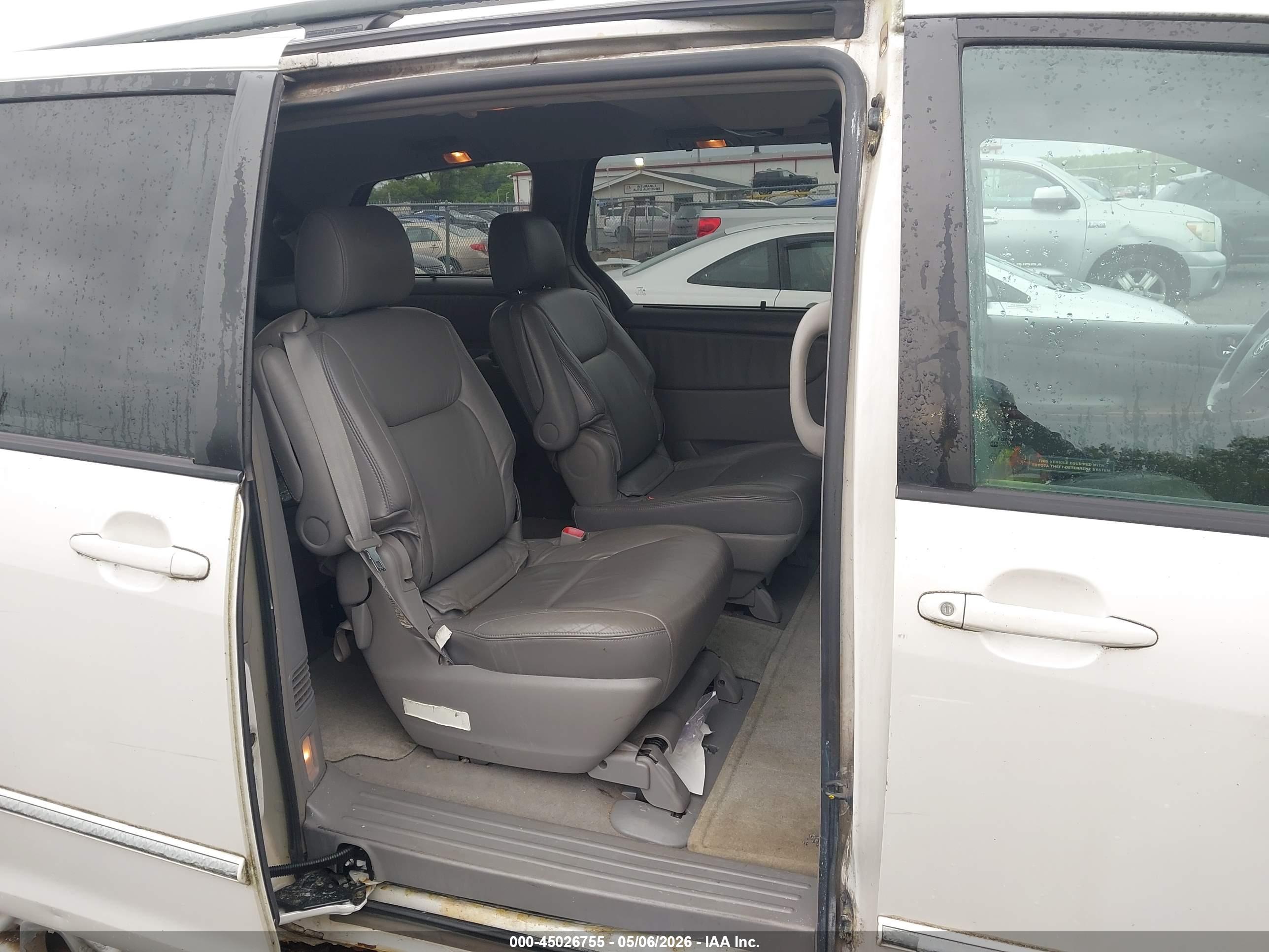 TOYOTA SIENNA image 8
