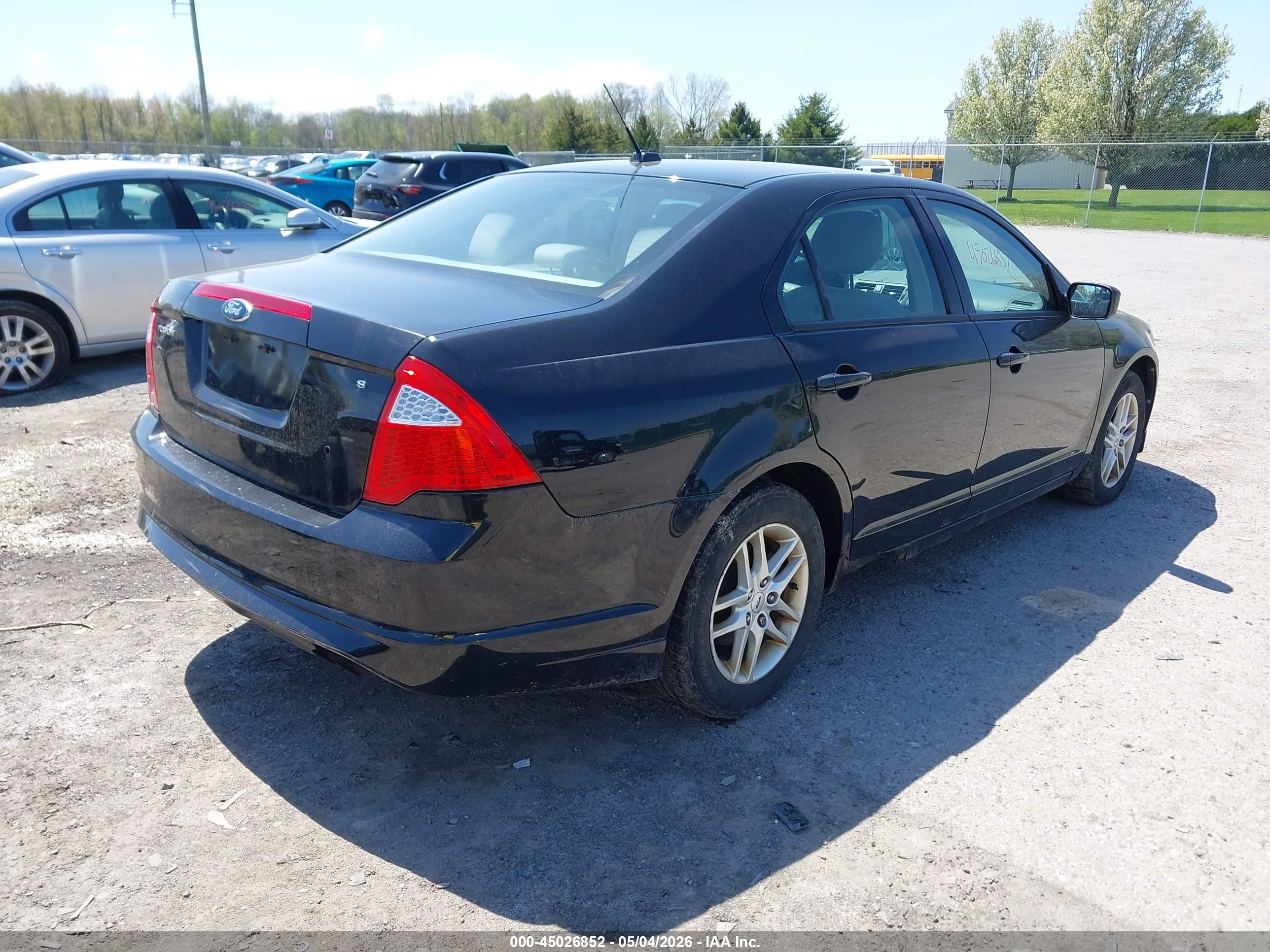 FORD FUSION image 4