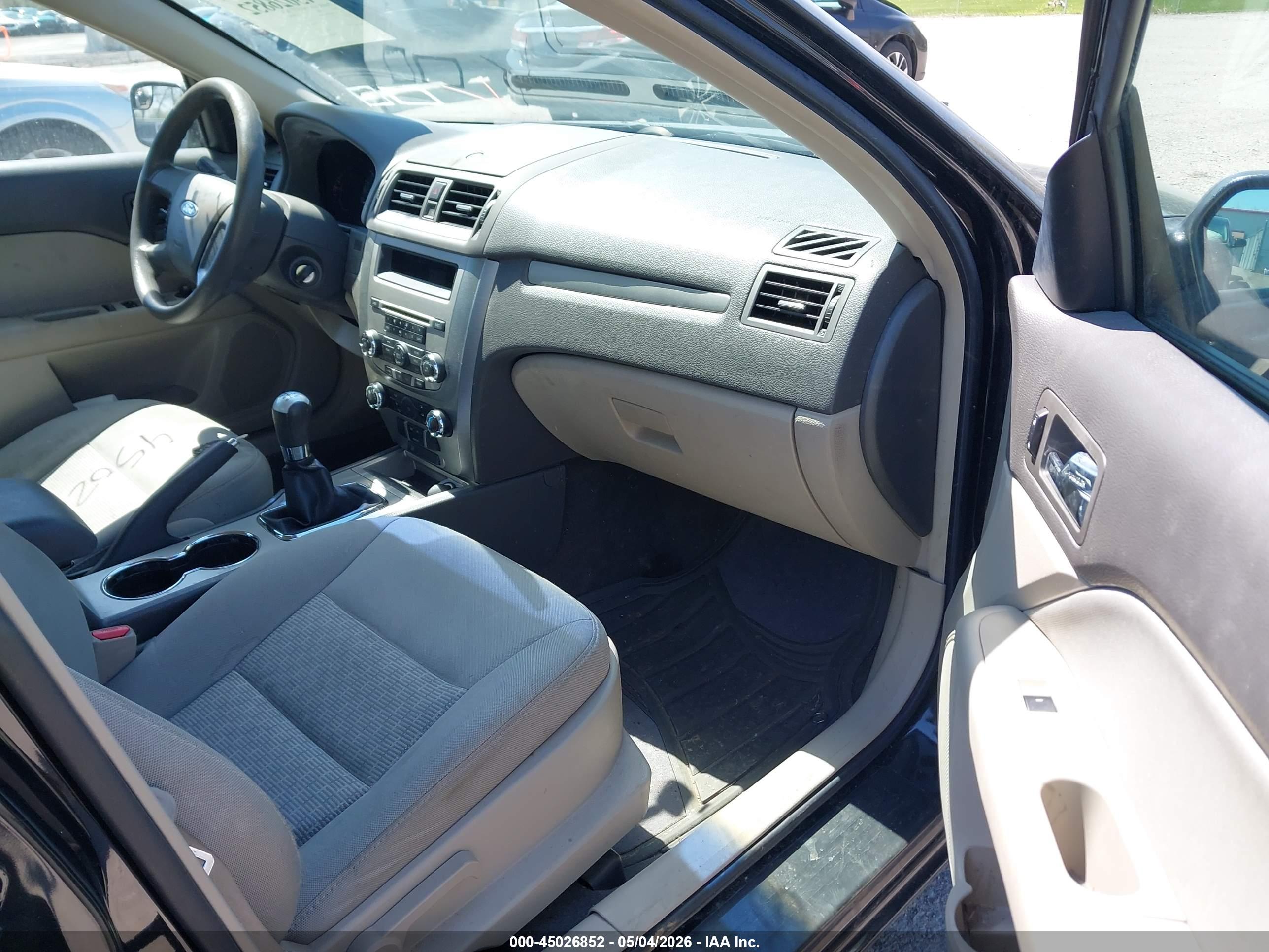 FORD FUSION image 5