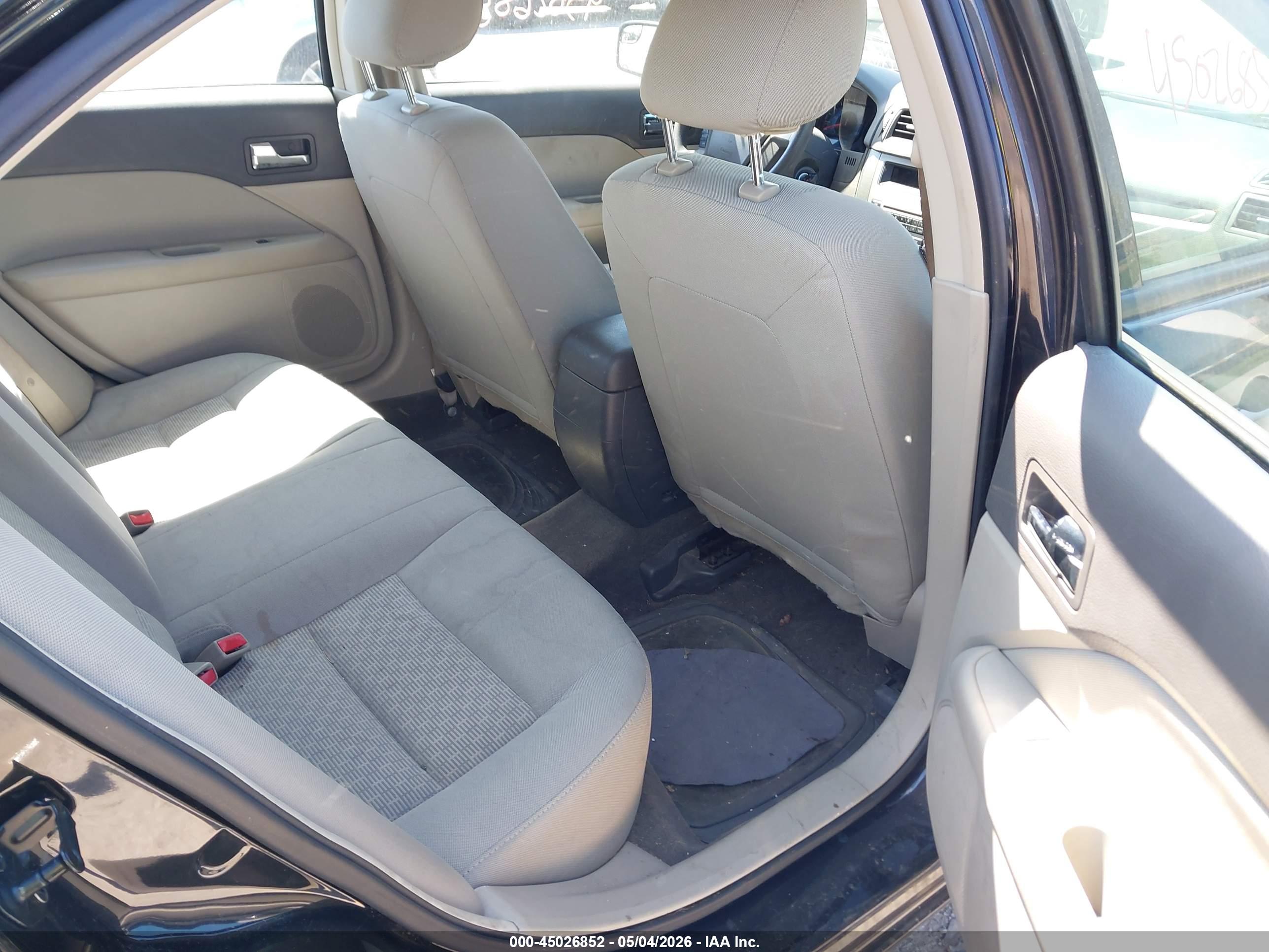 FORD FUSION image 8