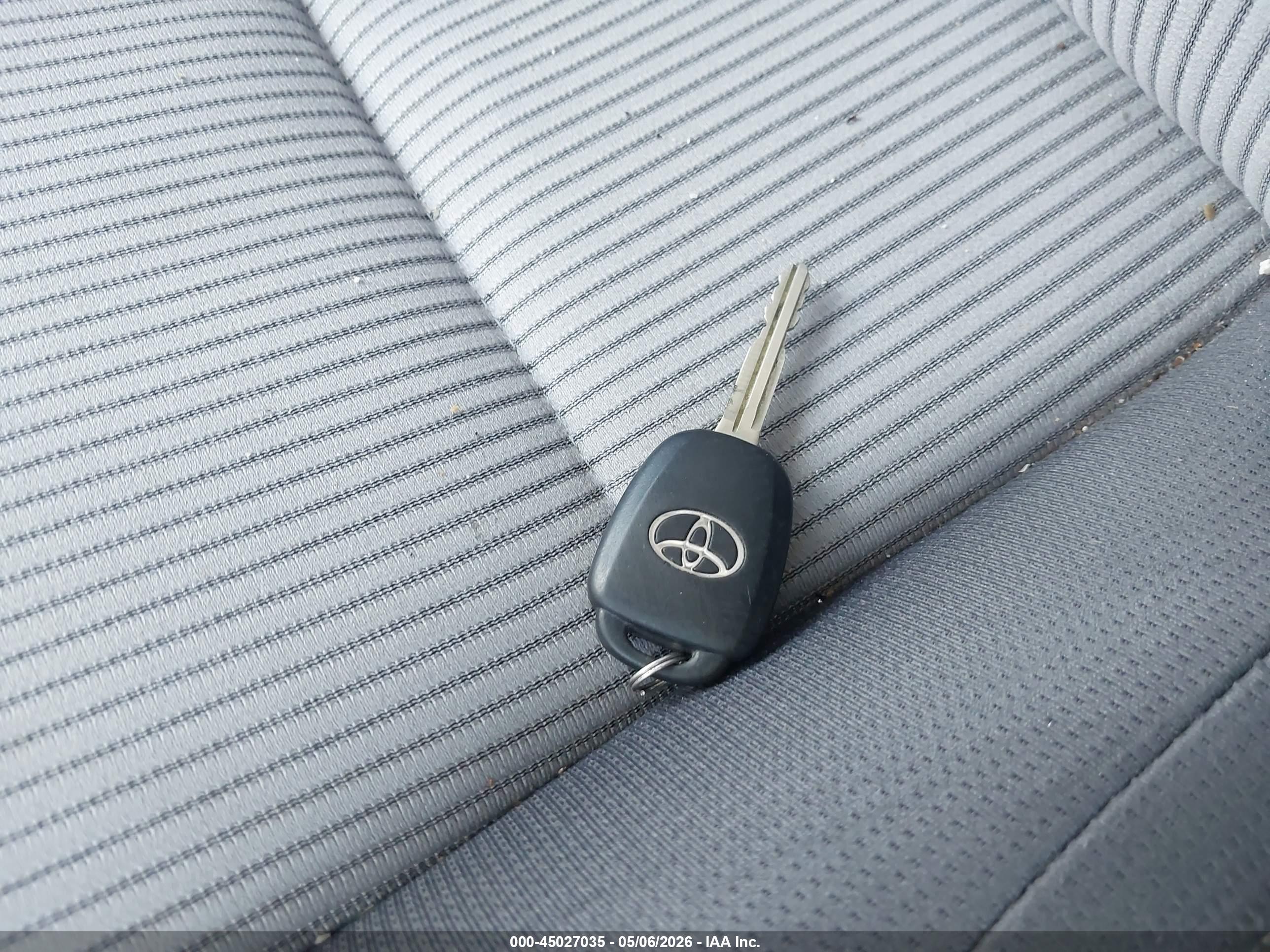TOYOTA RAV4 image 11