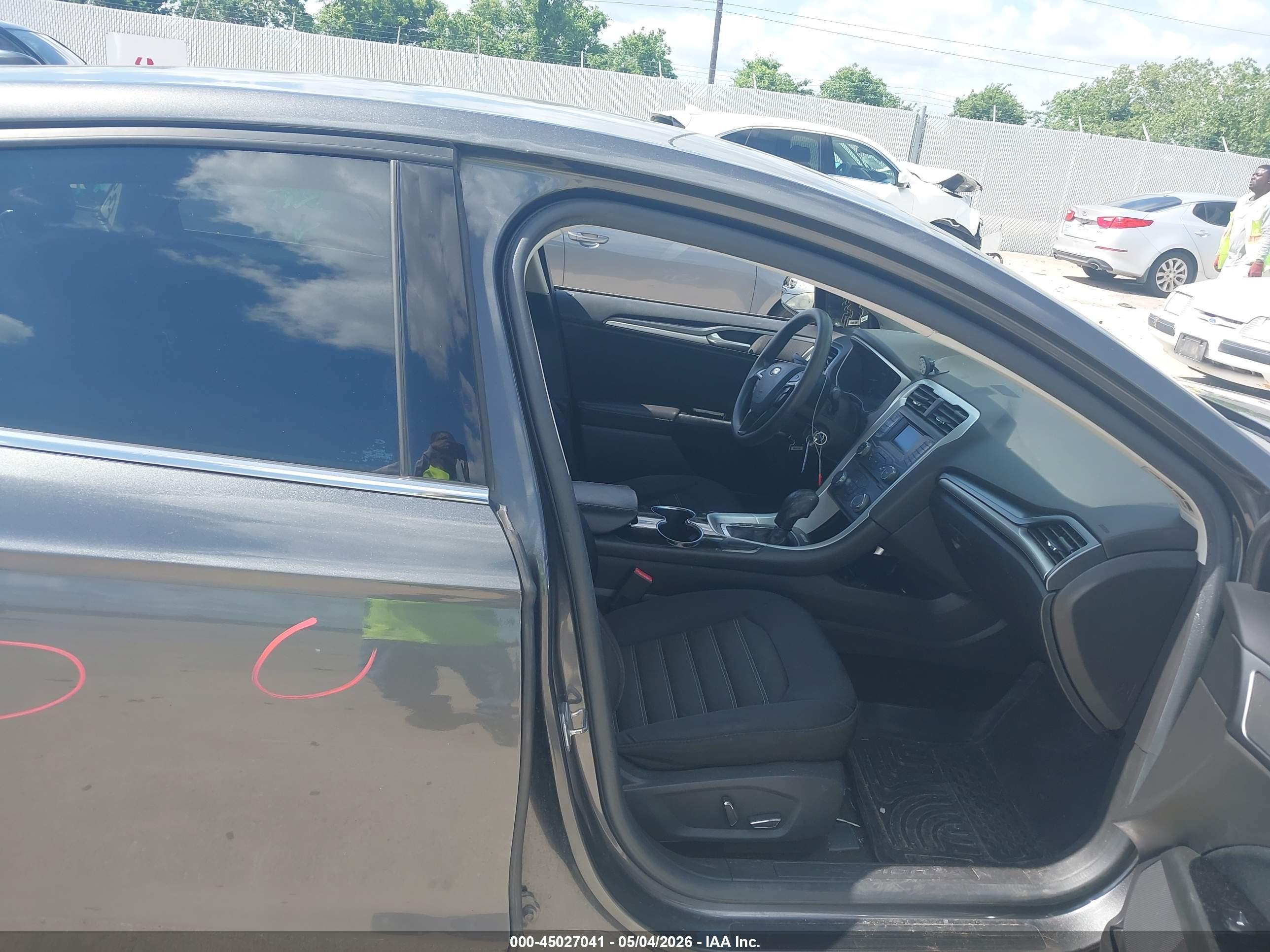 FORD FUSION image 5