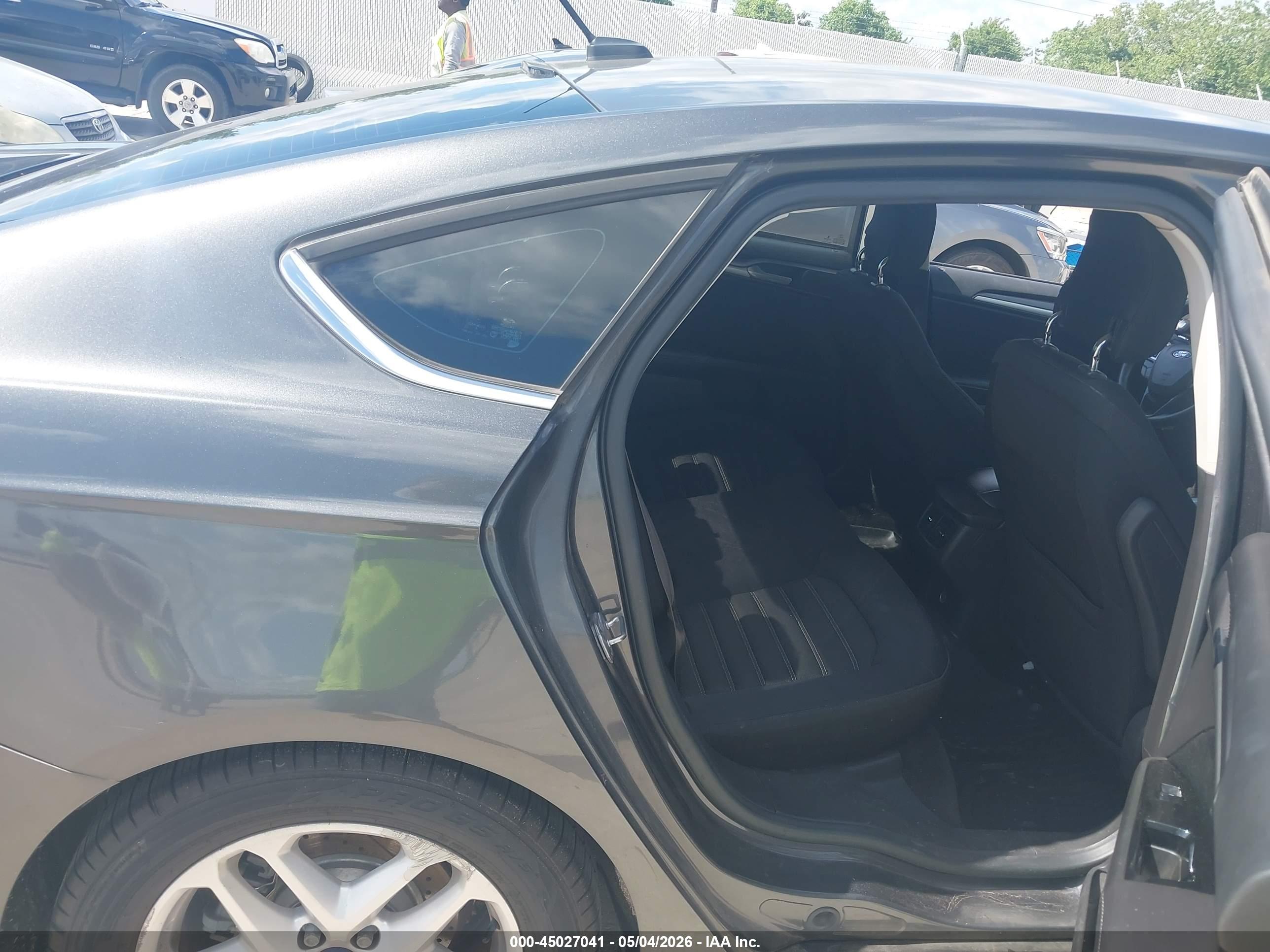 FORD FUSION image 8