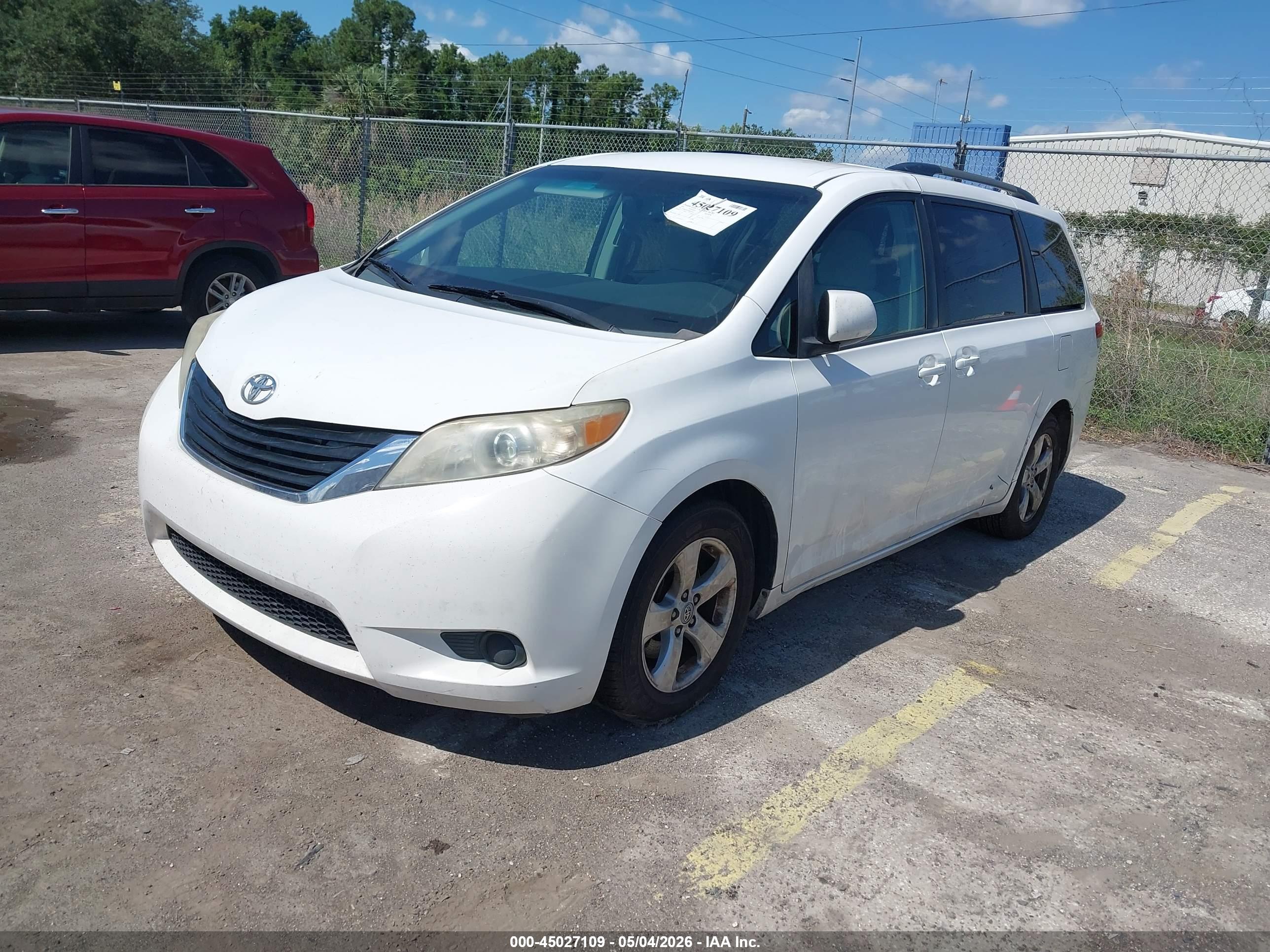 TOYOTA SIENNA image 2
