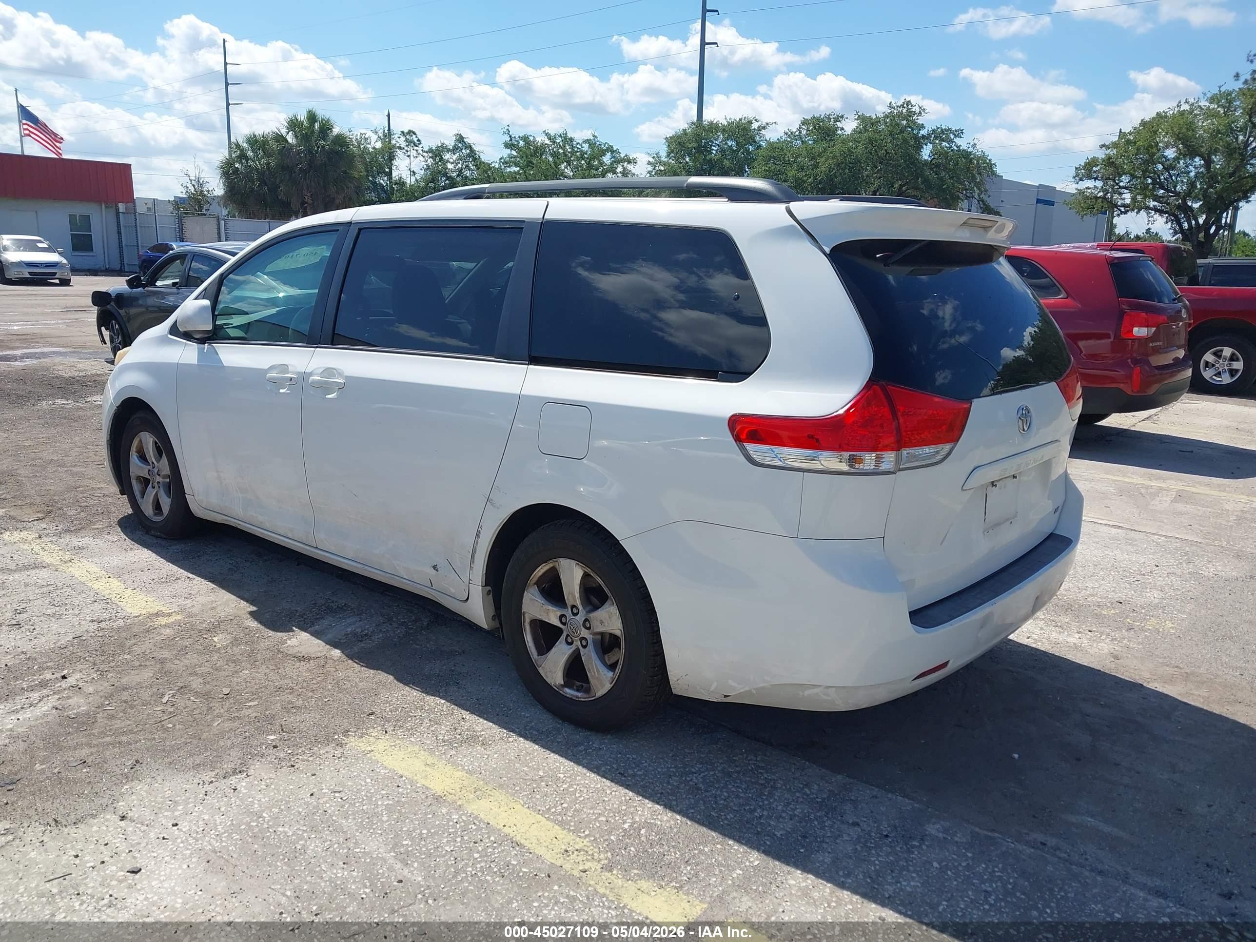 TOYOTA SIENNA image 3