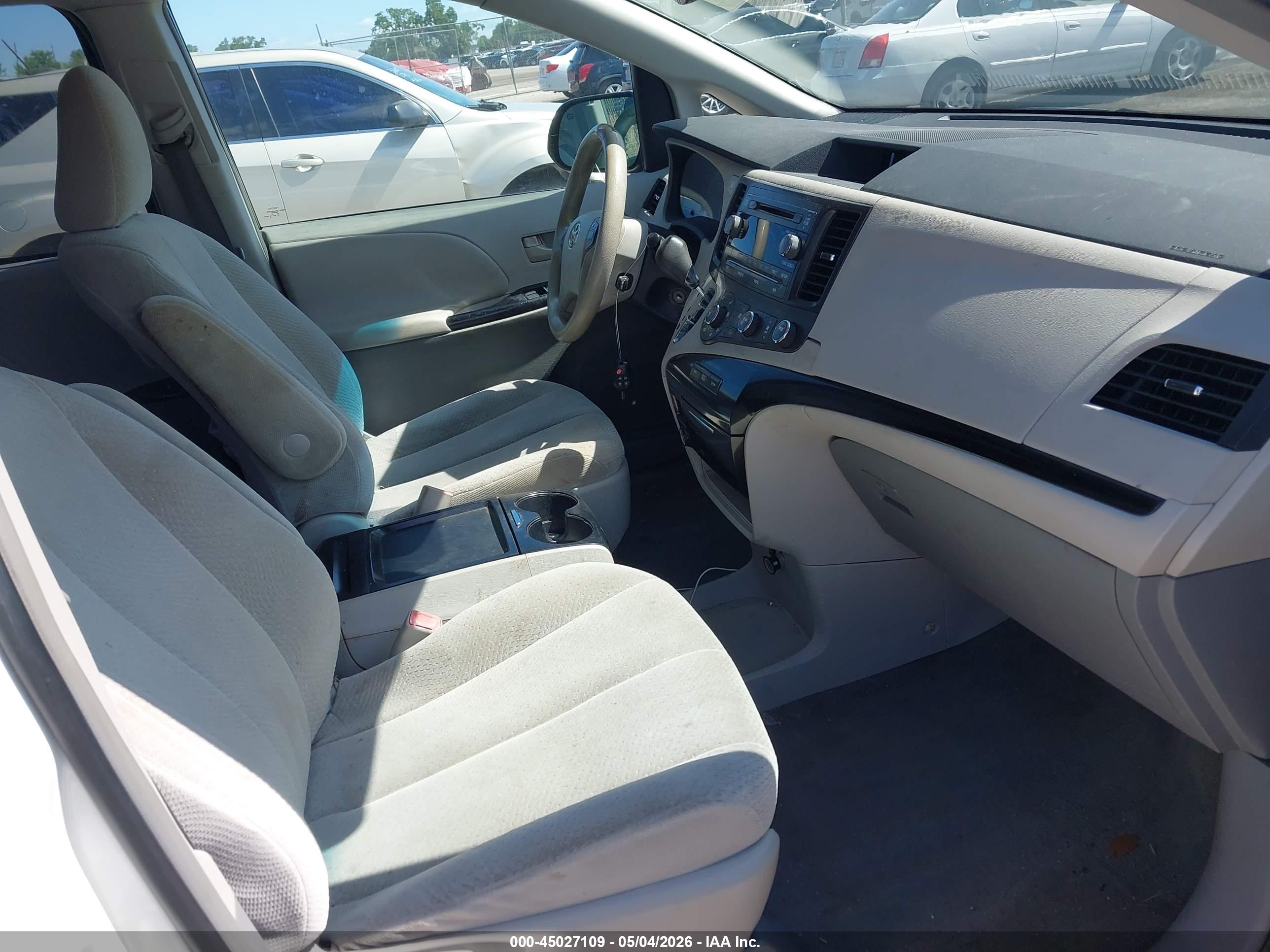 TOYOTA SIENNA image 5