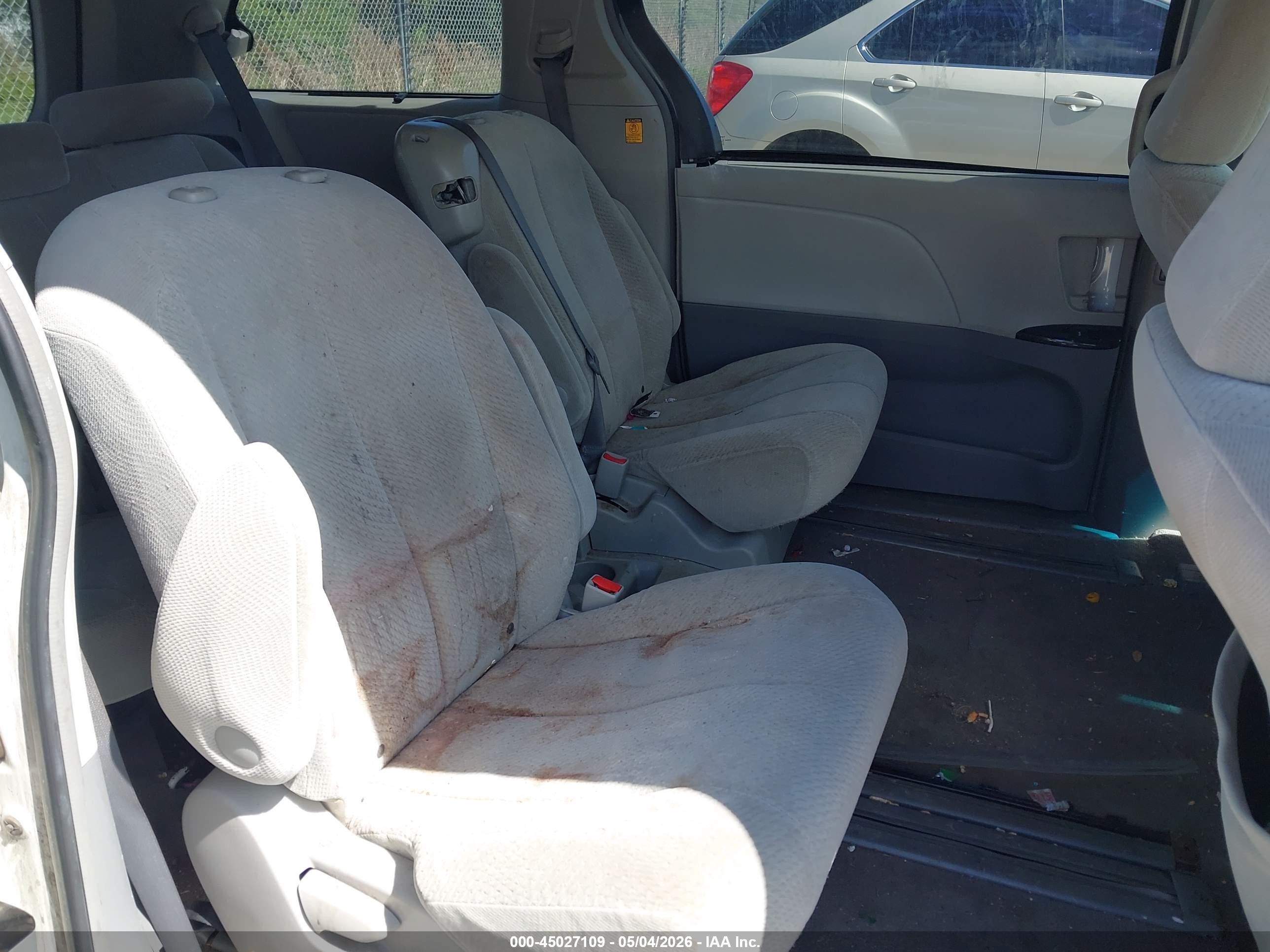 TOYOTA SIENNA image 8