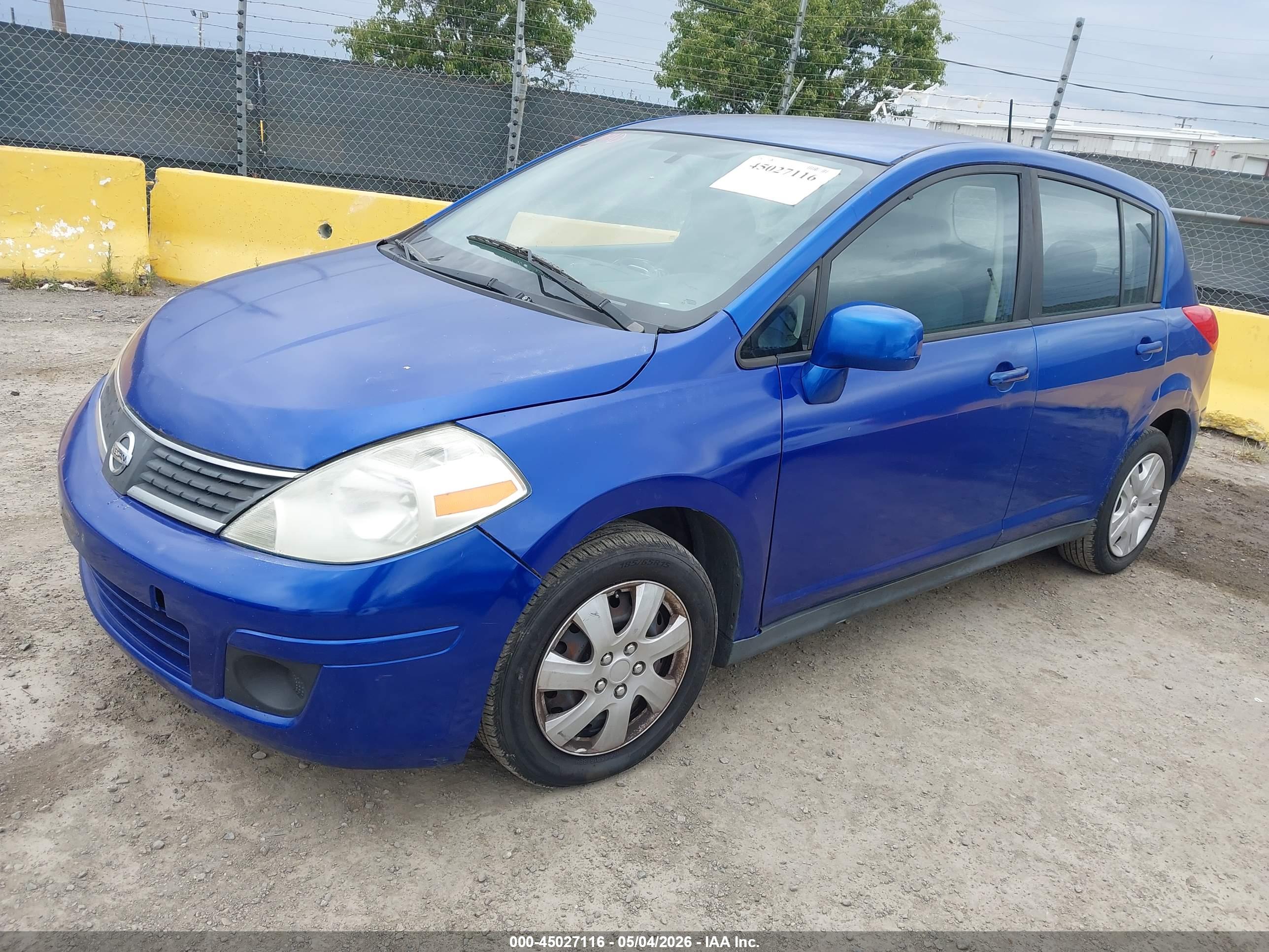 NISSAN VERSA image 2