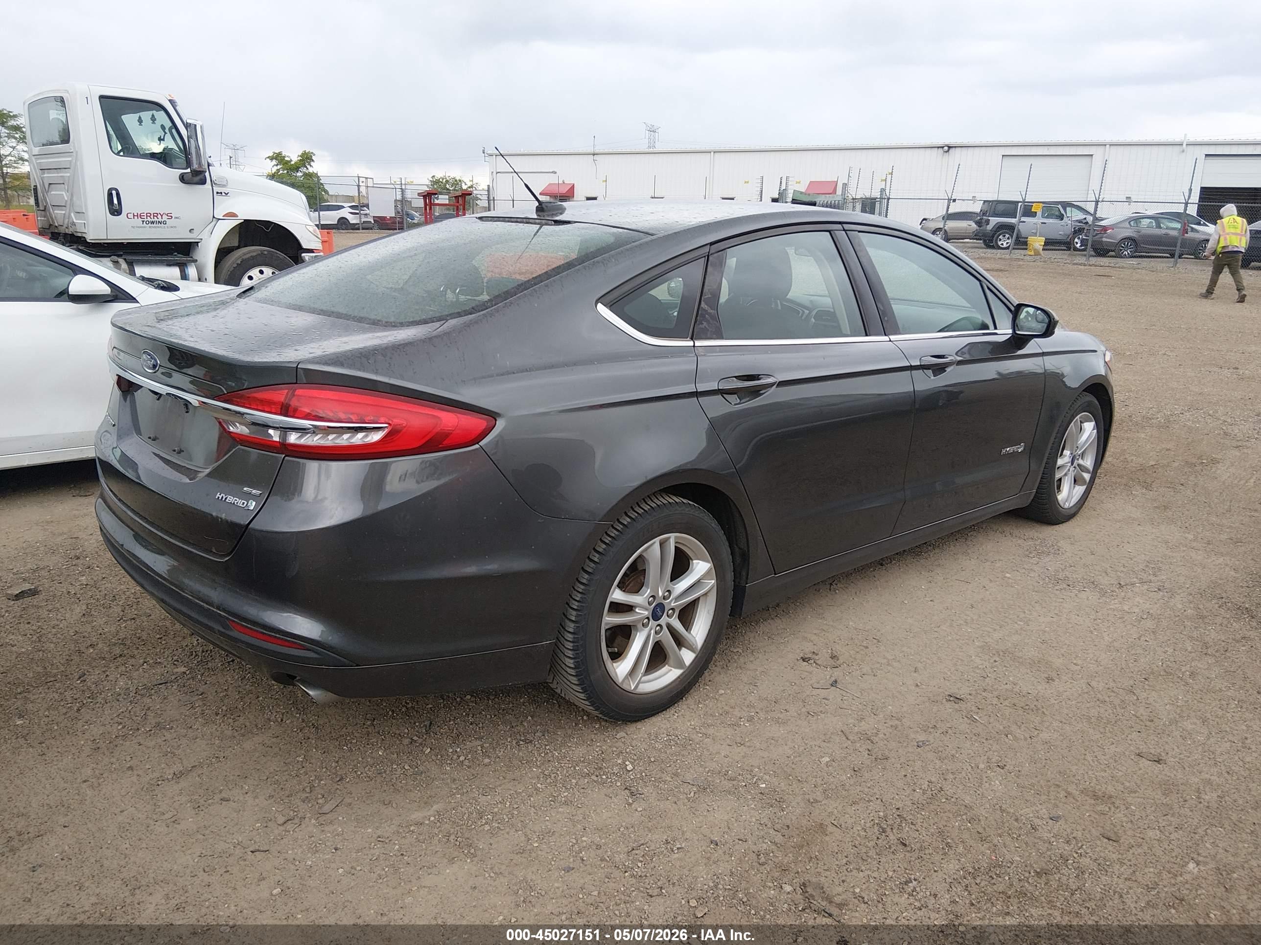 FORD FUSION image 4