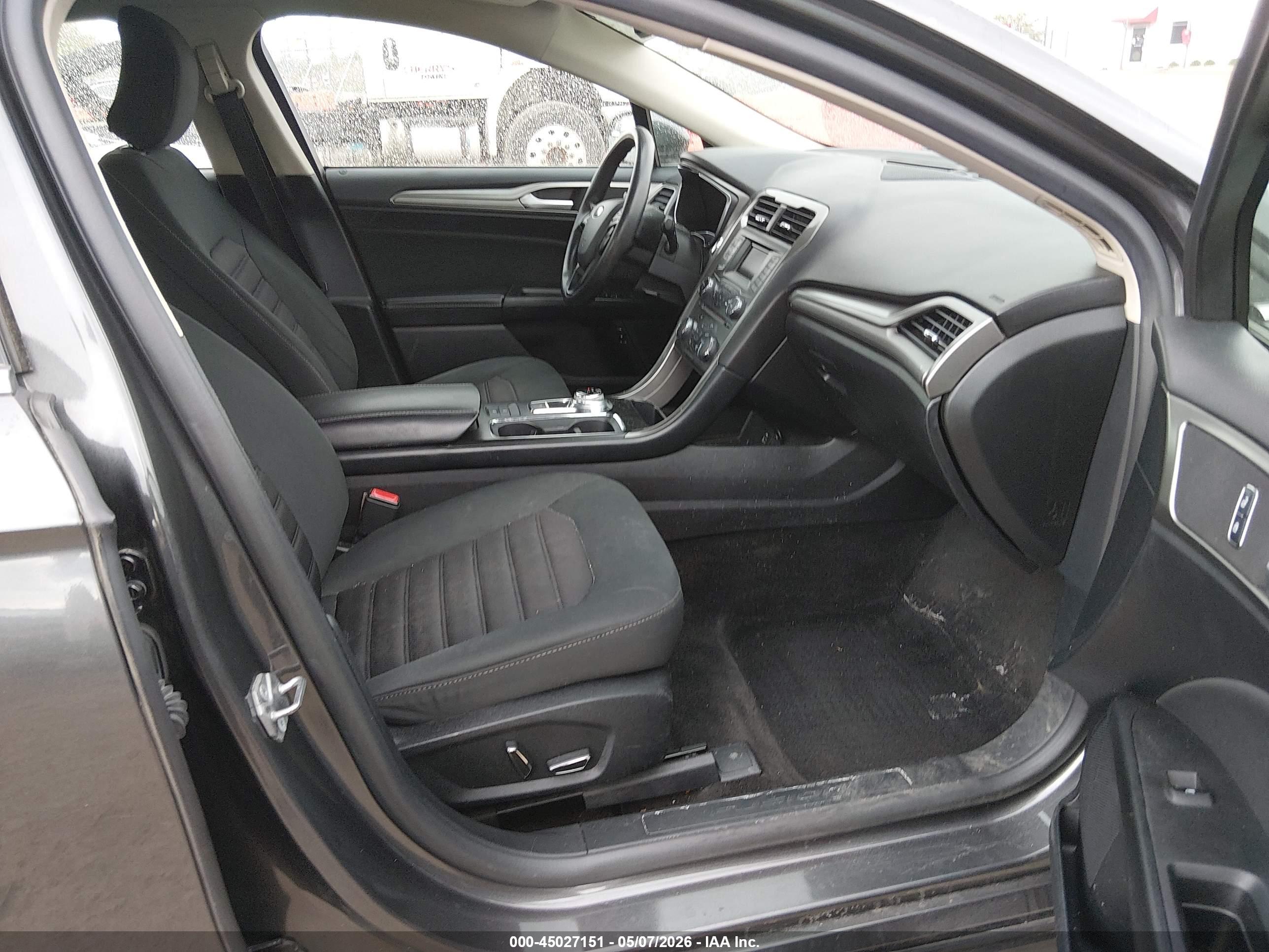 FORD FUSION image 5
