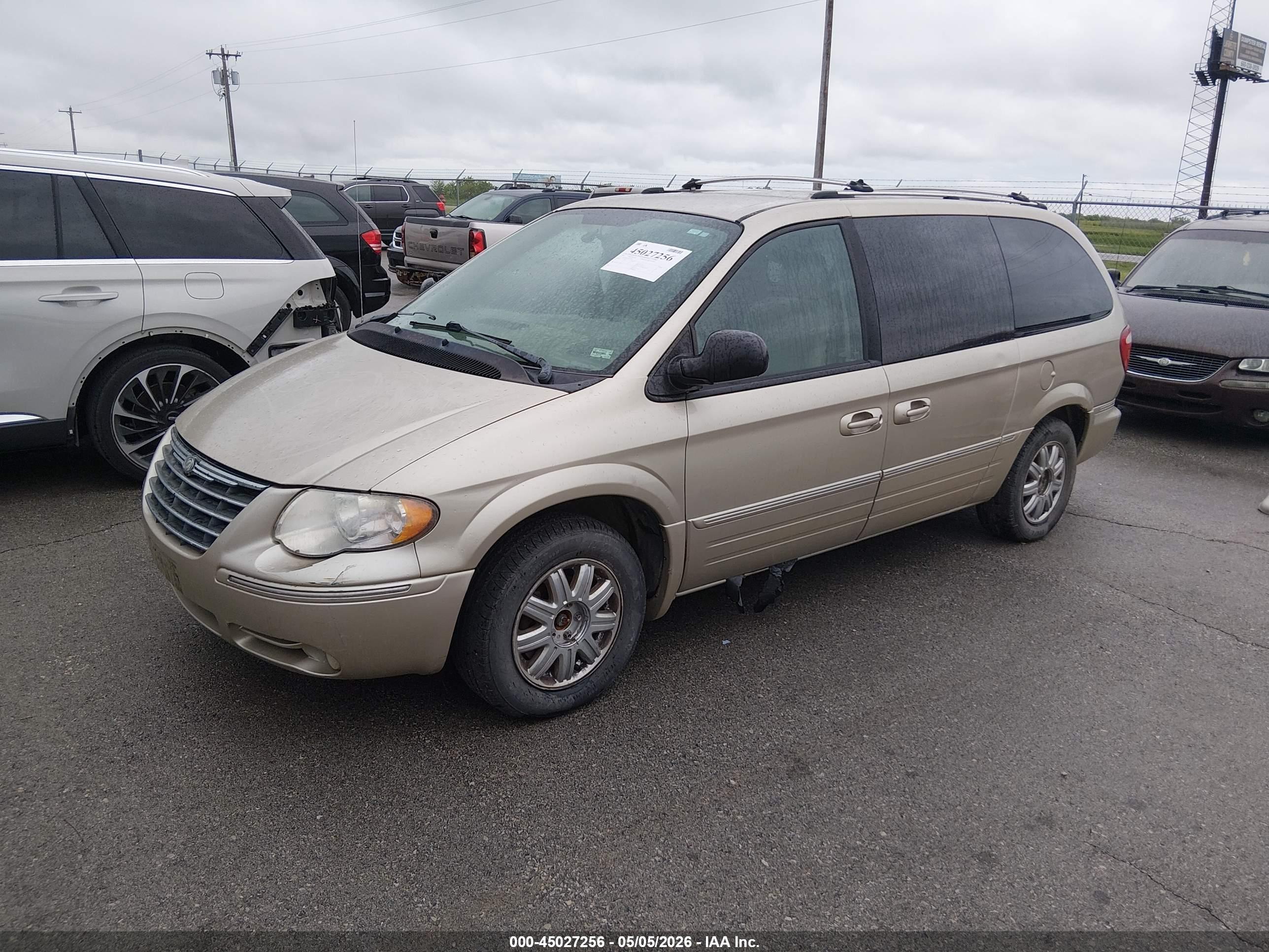 CHRYSLER TOWN image 2