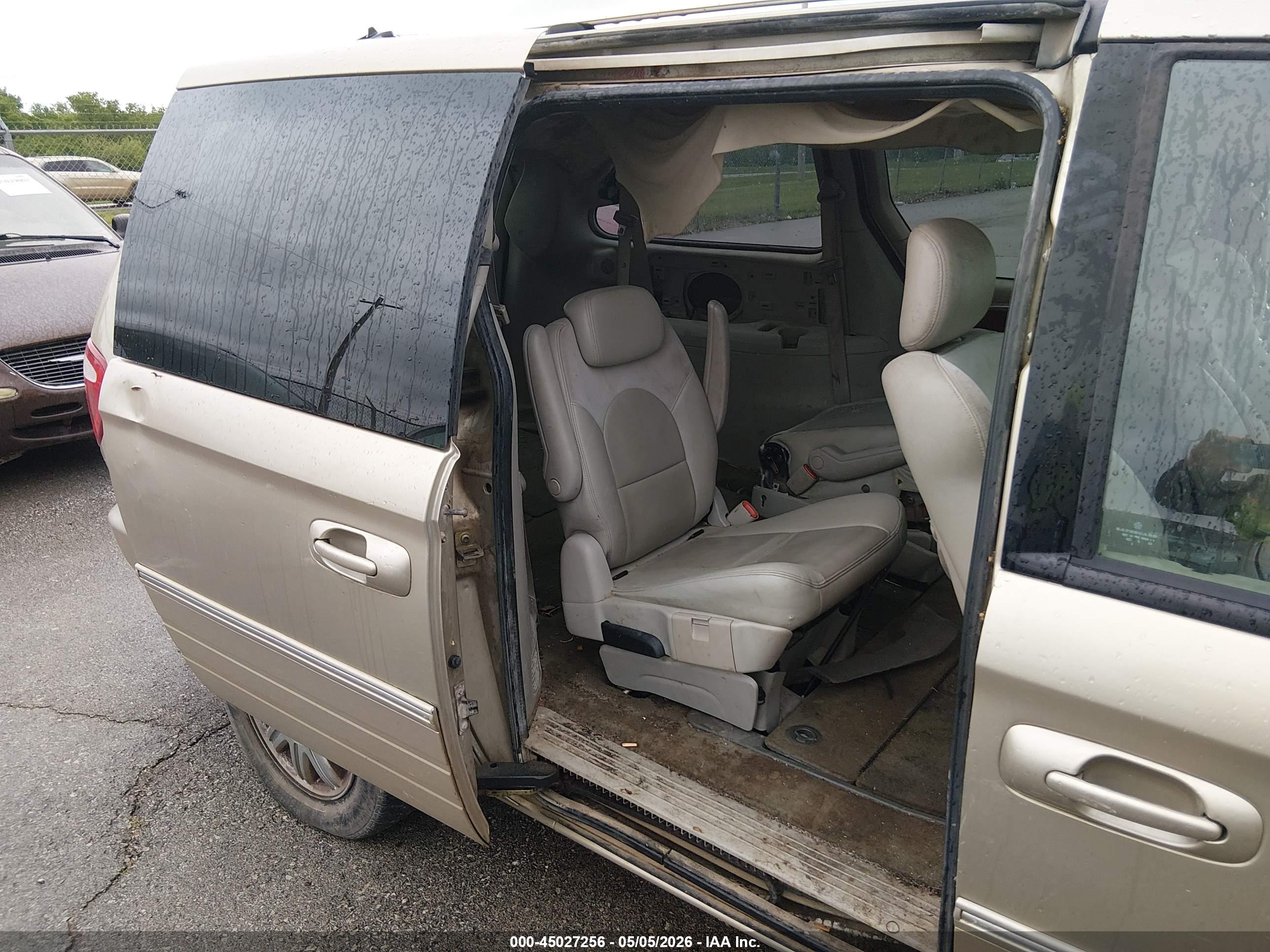 CHRYSLER TOWN image 8