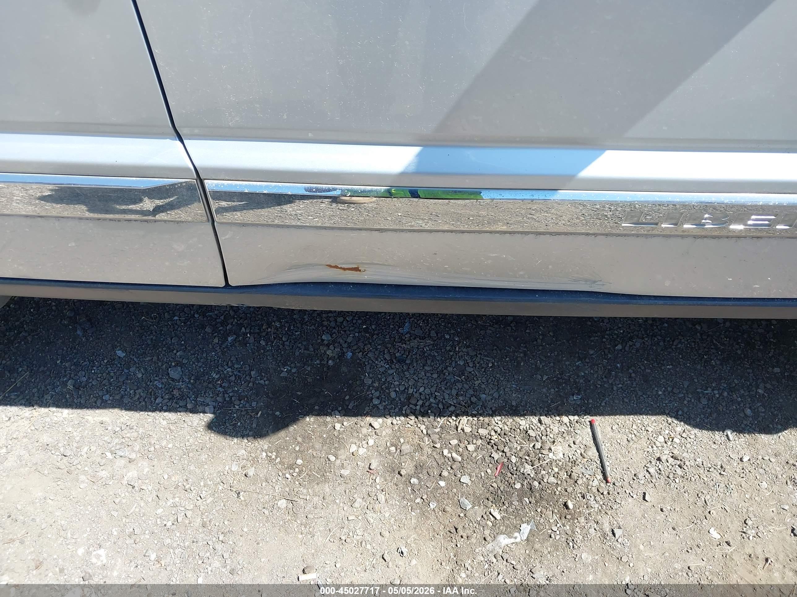 JEEP LIBERTY image 6