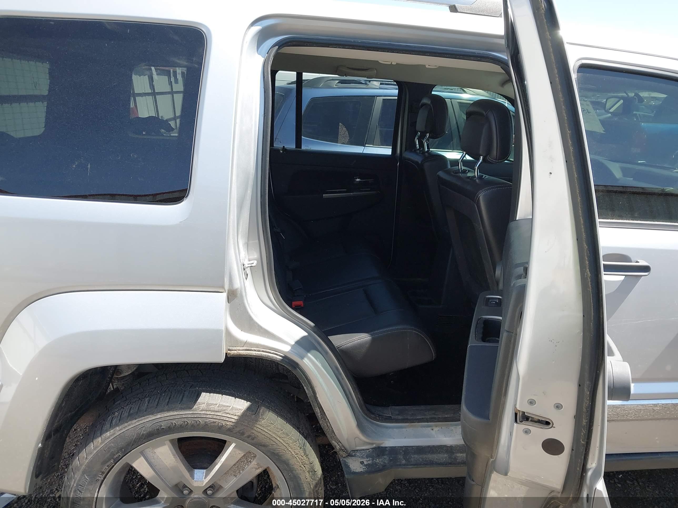 JEEP LIBERTY image 8