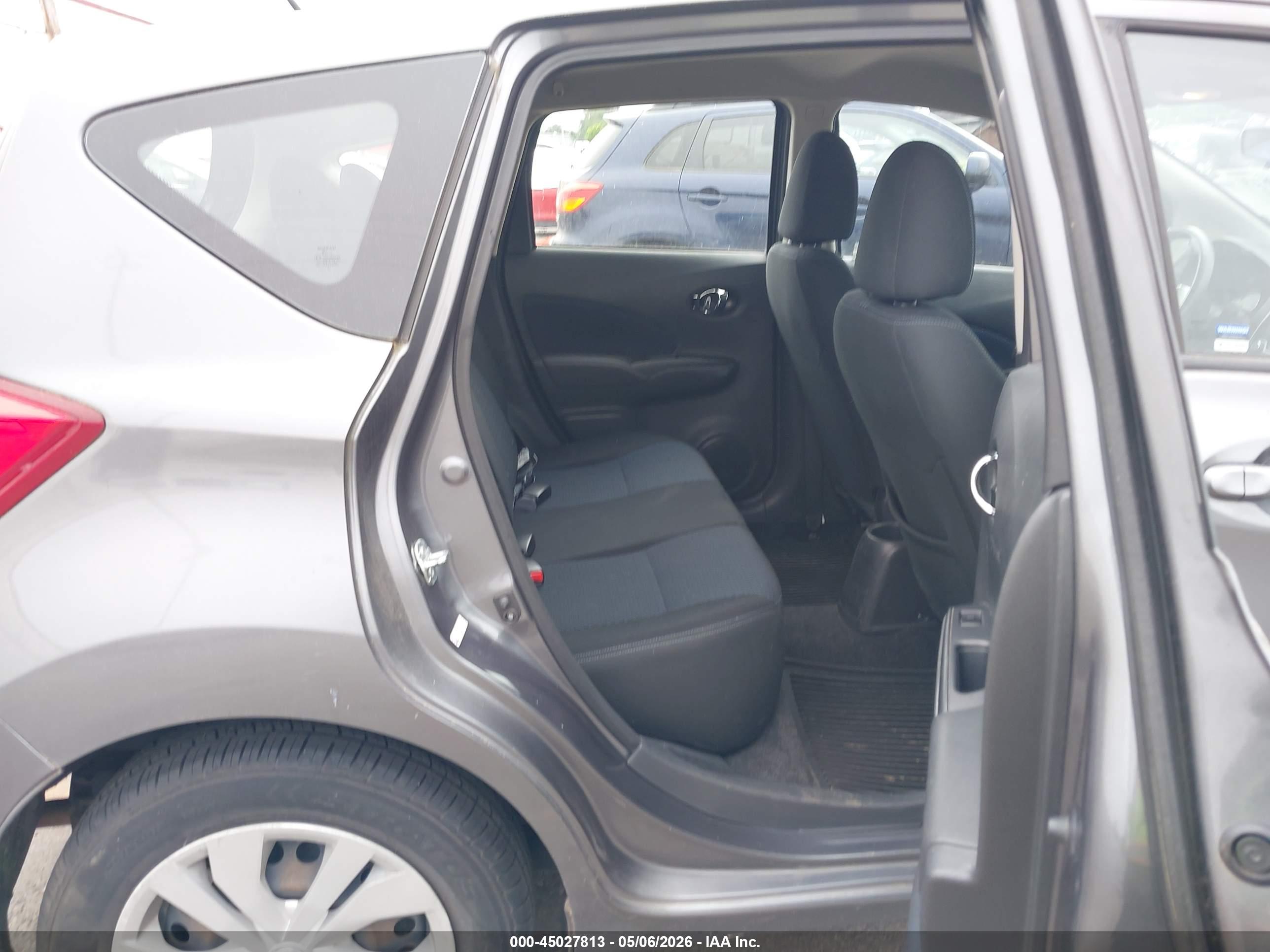 NISSAN VERSA image 8
