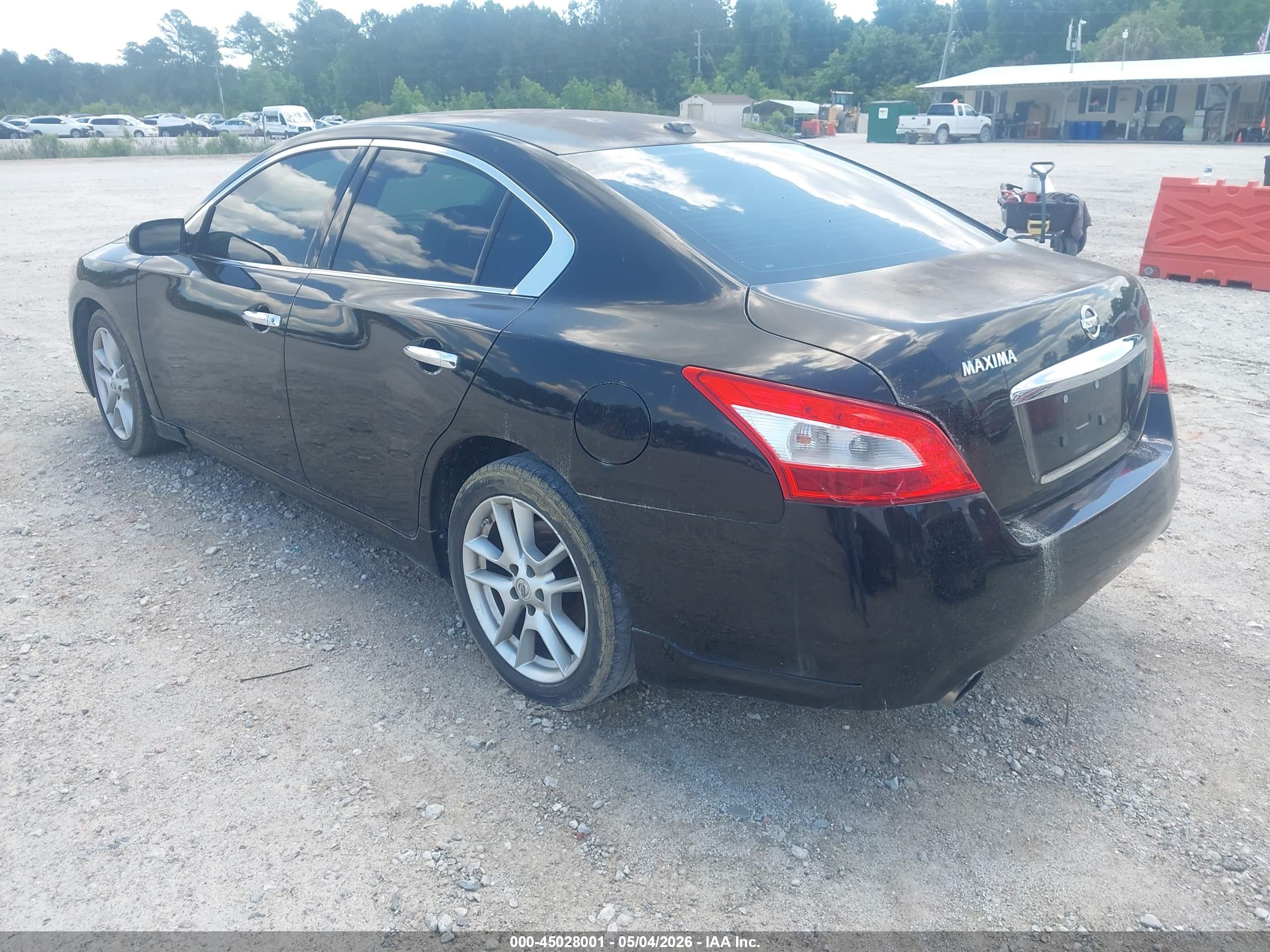 NISSAN MAXIMA image 3