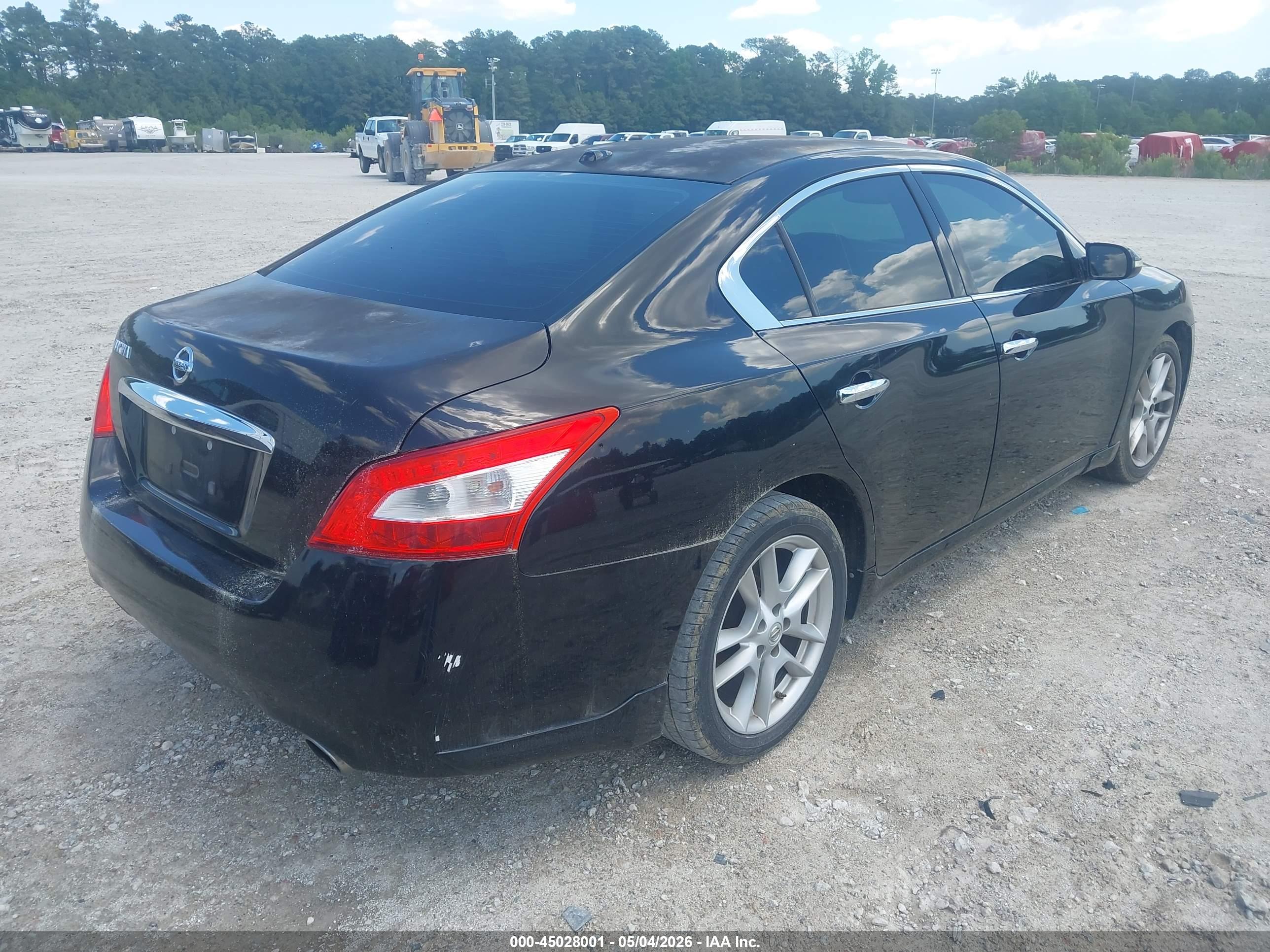 NISSAN MAXIMA image 4