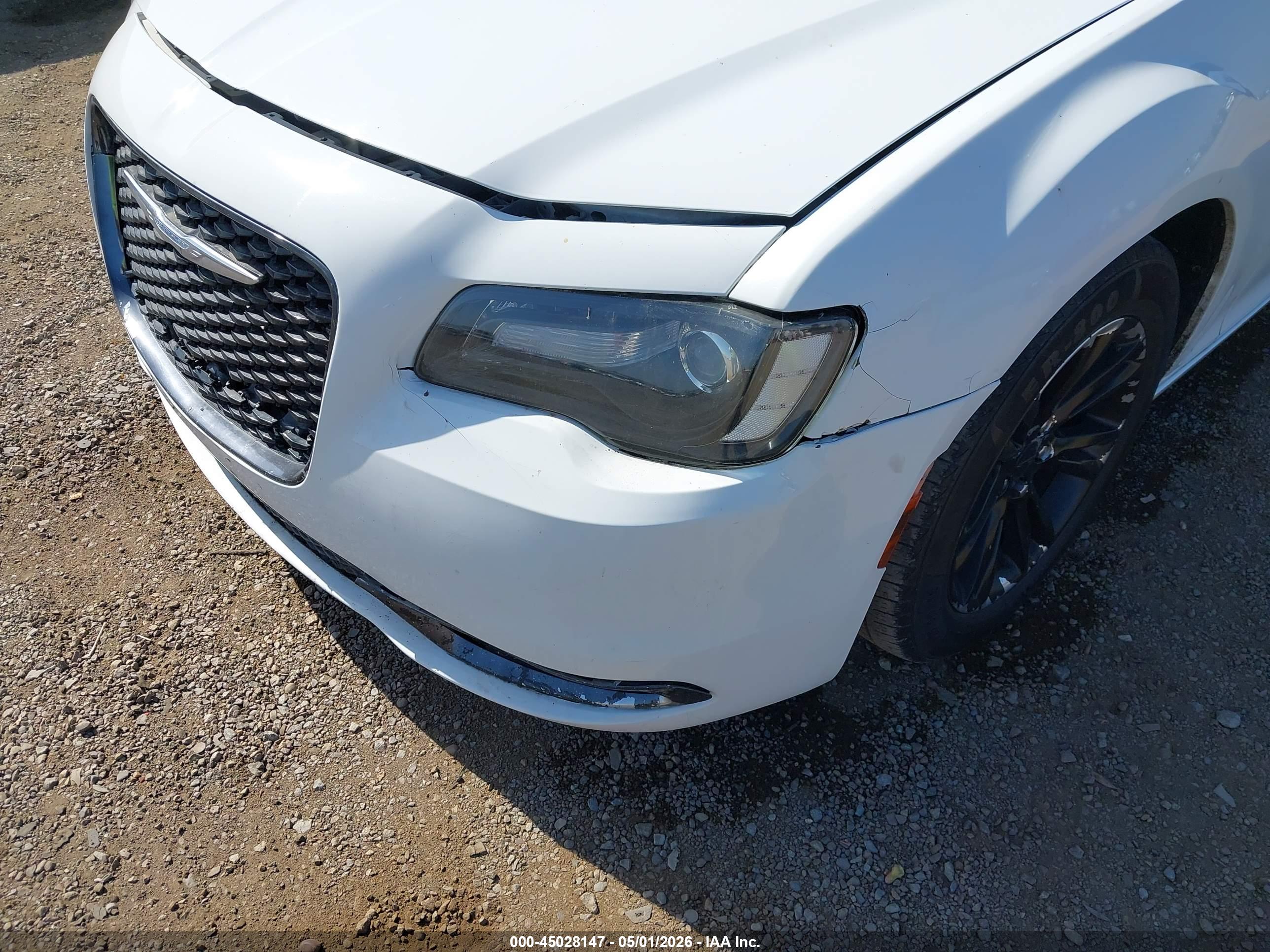 CHRYSLER 300 image 6