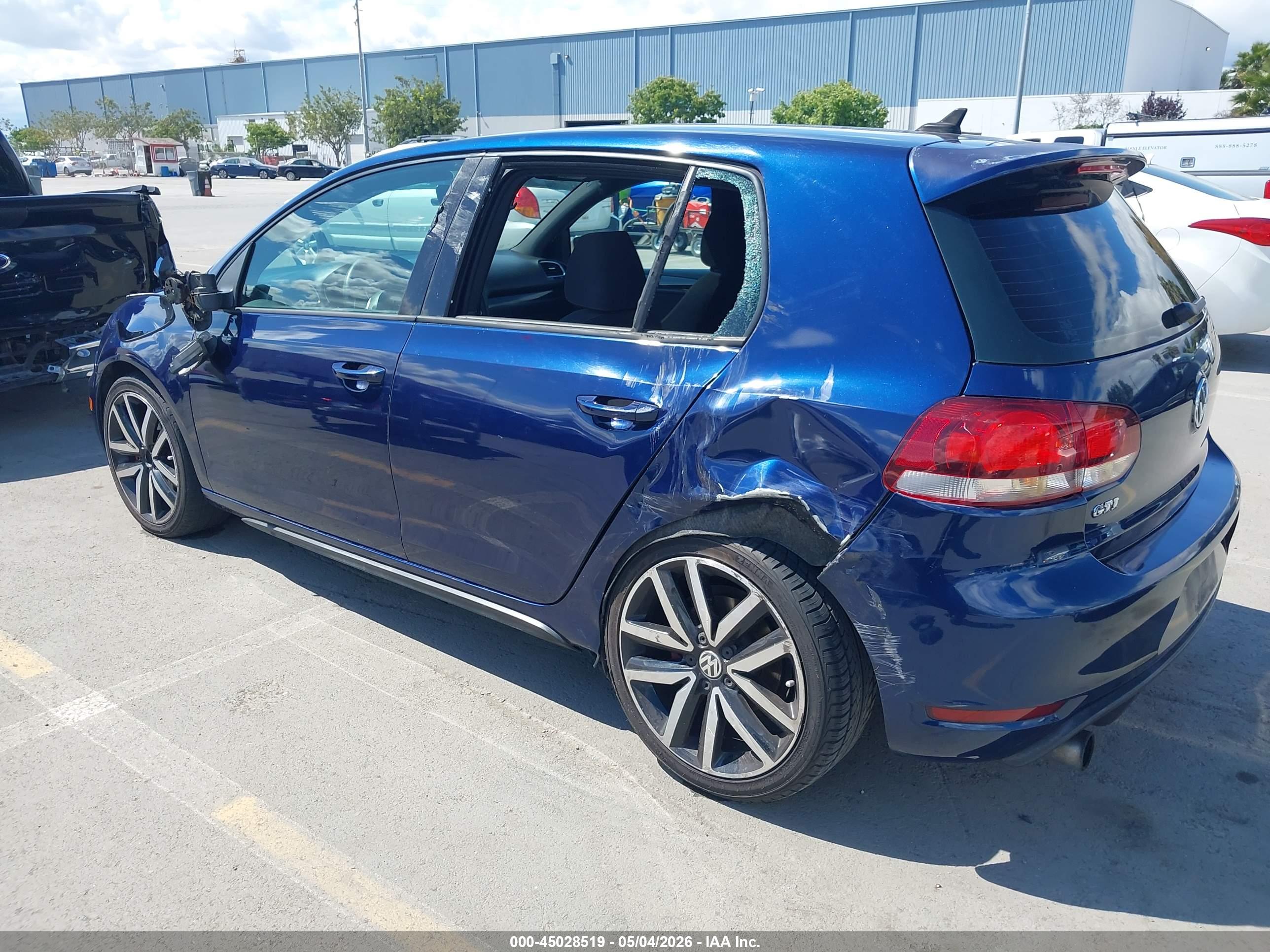 VOLKSWAGEN GTI image 3
