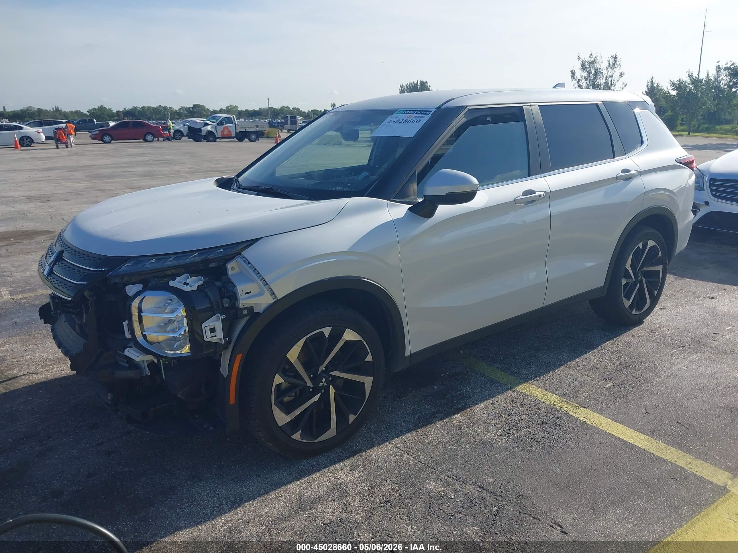 MITSUBISHI OUTLANDER image 2