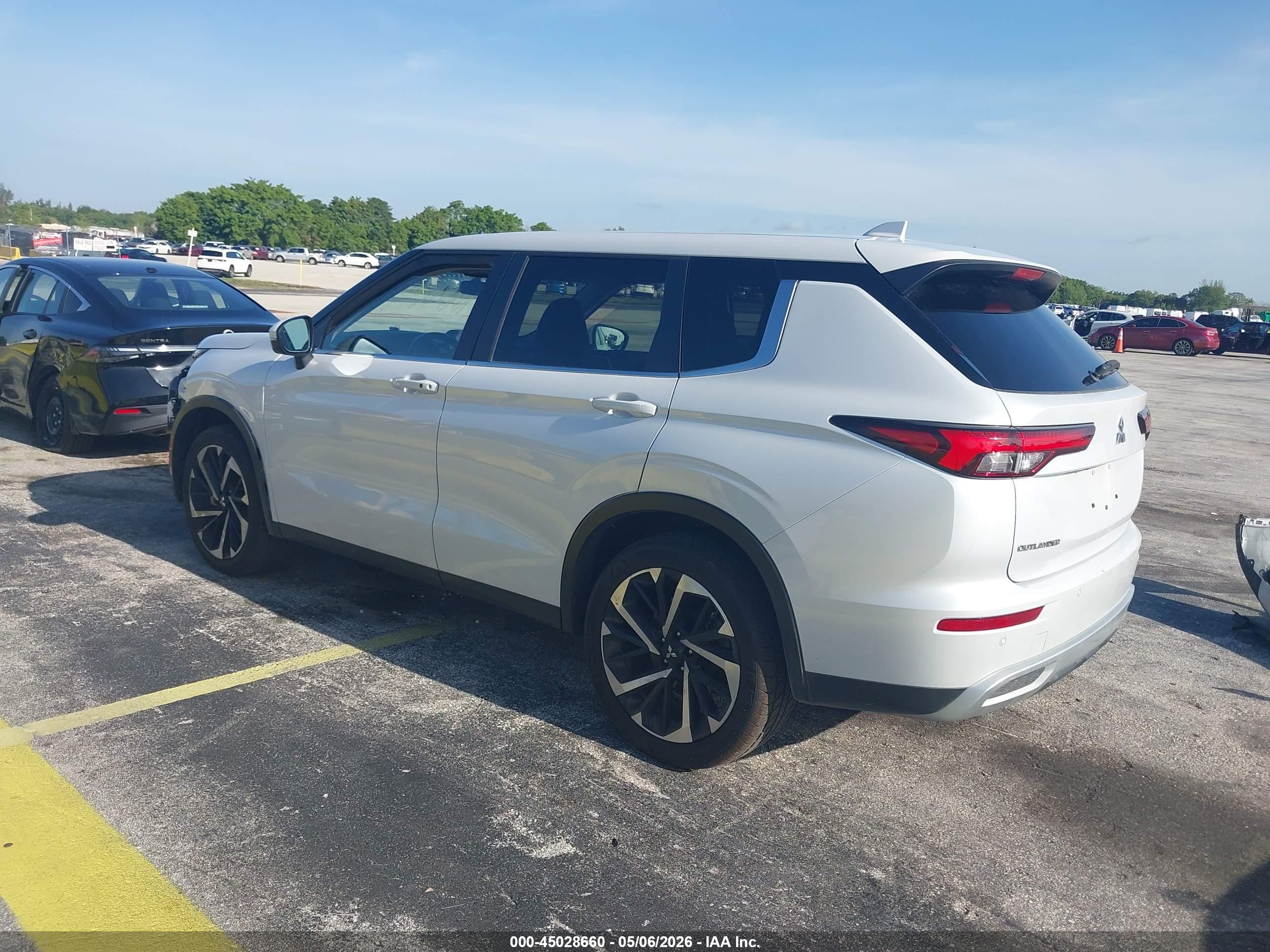 MITSUBISHI OUTLANDER image 3
