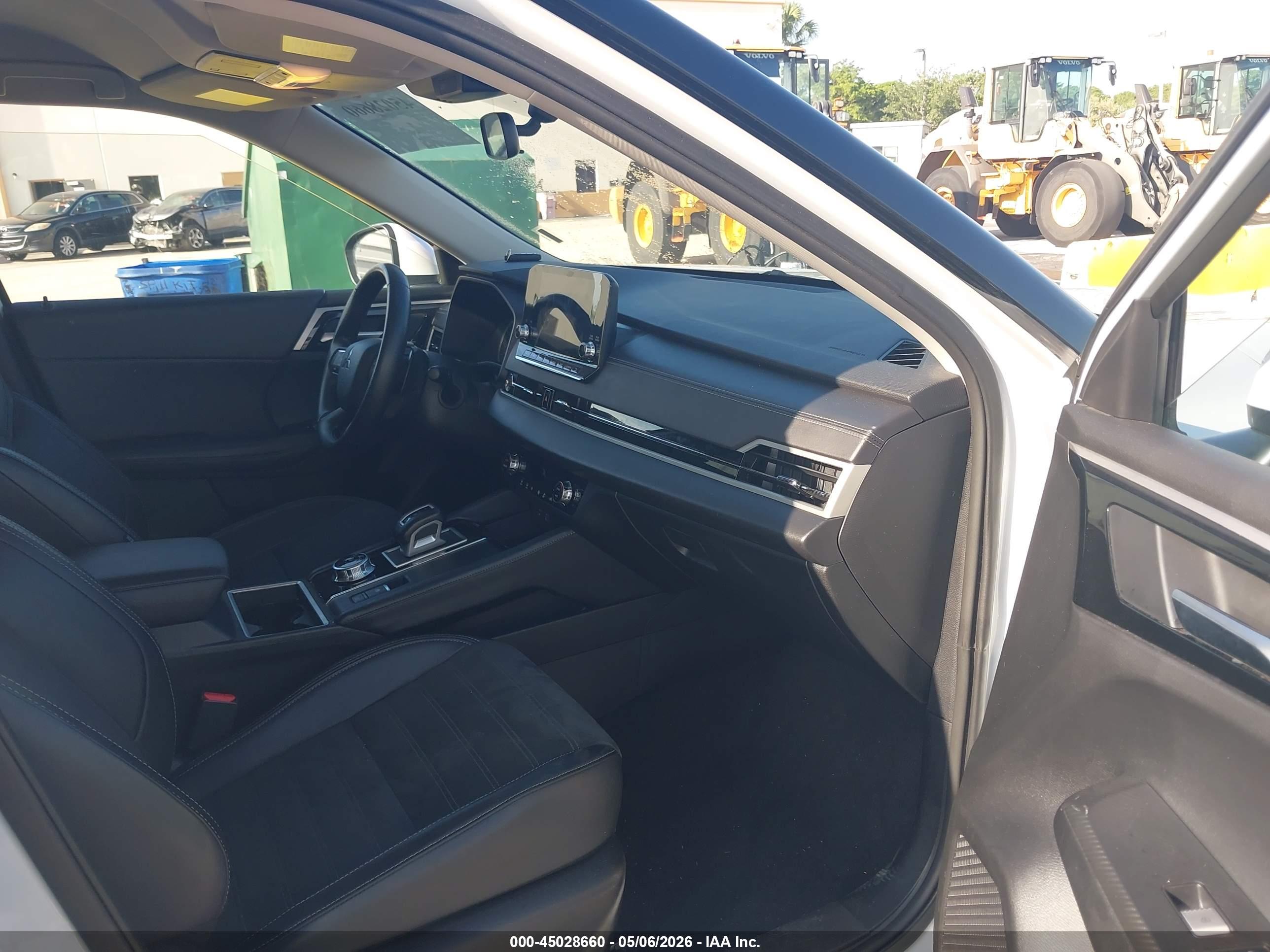MITSUBISHI OUTLANDER image 5