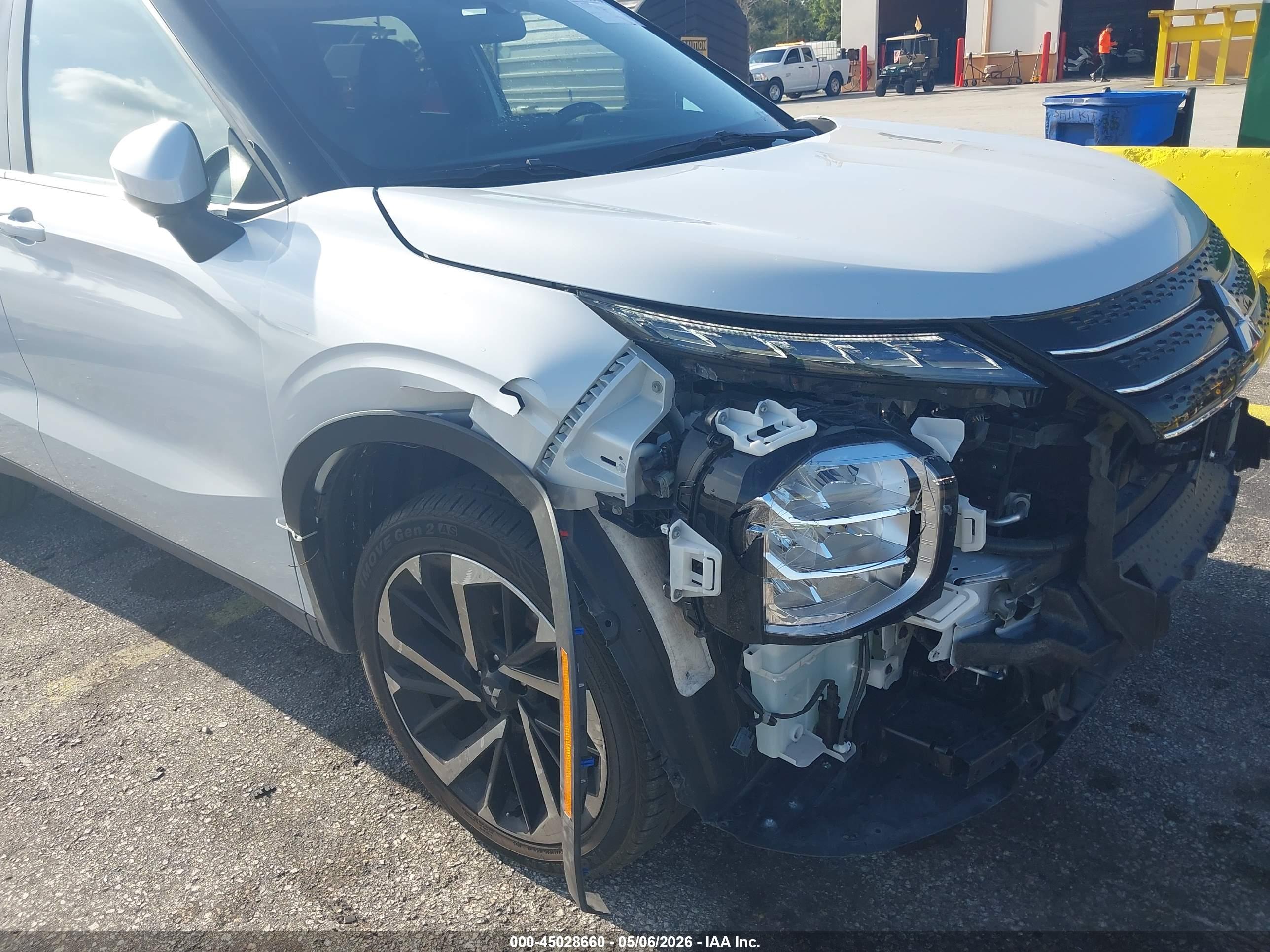 MITSUBISHI OUTLANDER image 6