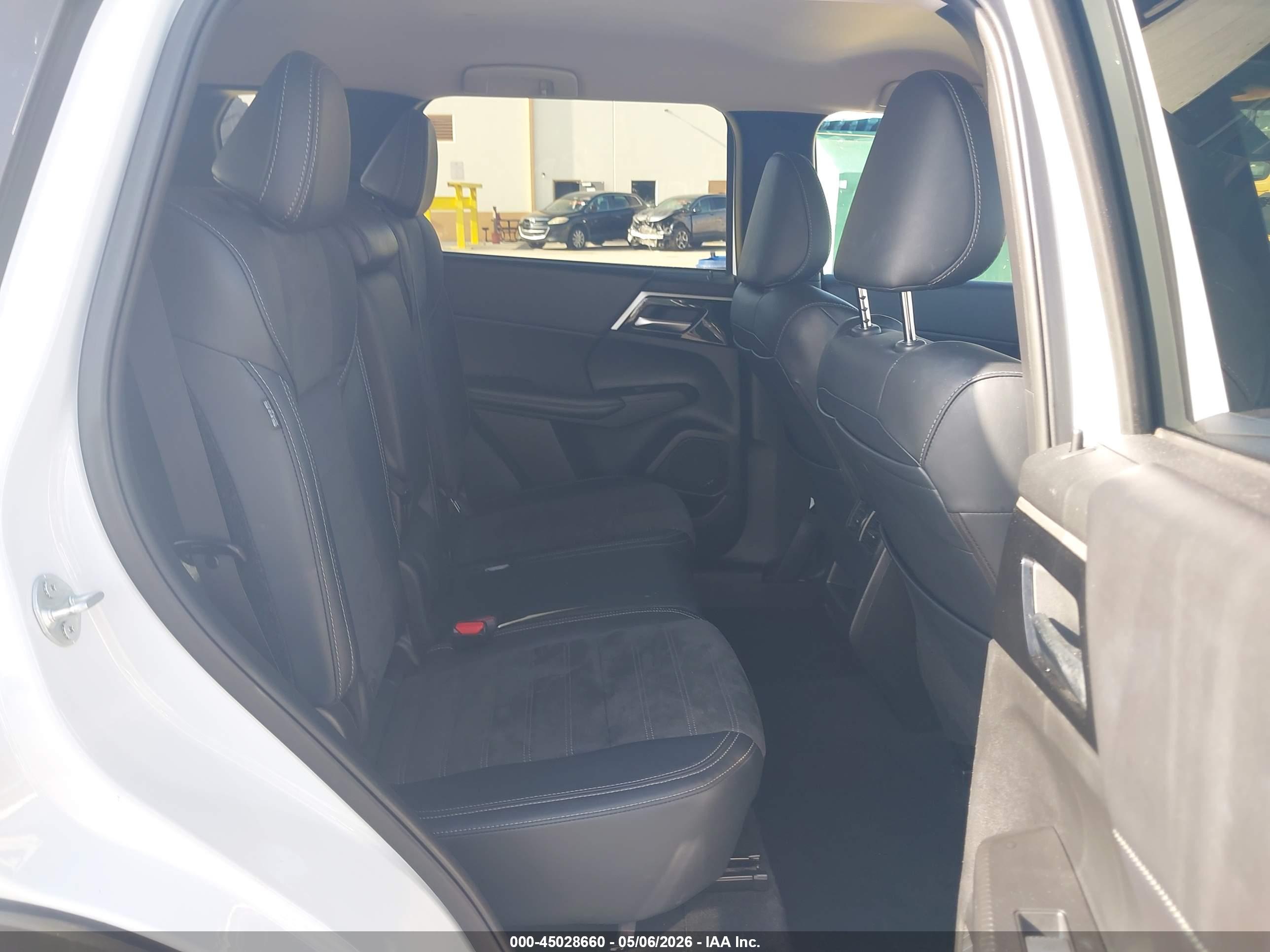 MITSUBISHI OUTLANDER image 8