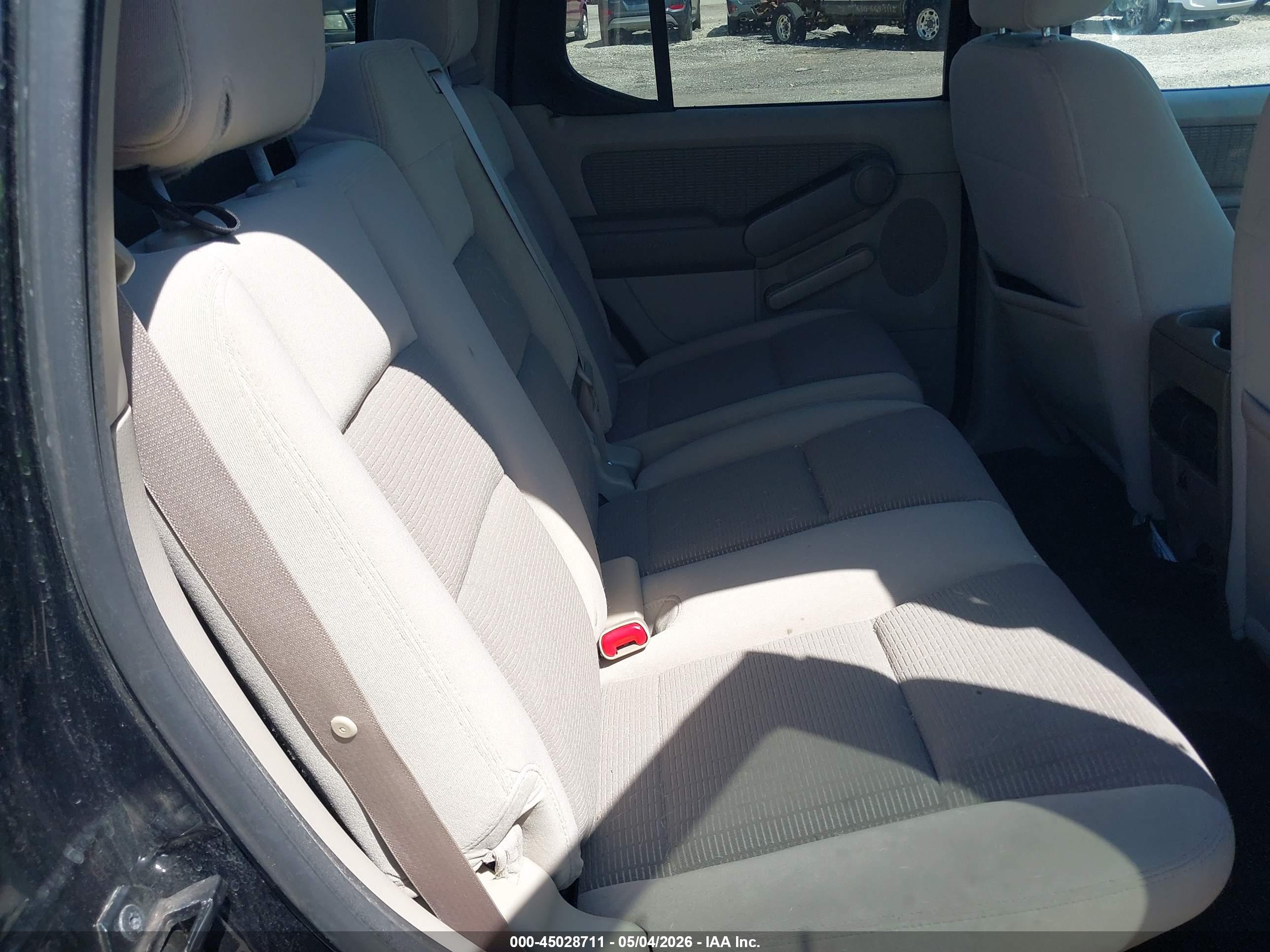 FORD EXPLORER image 8