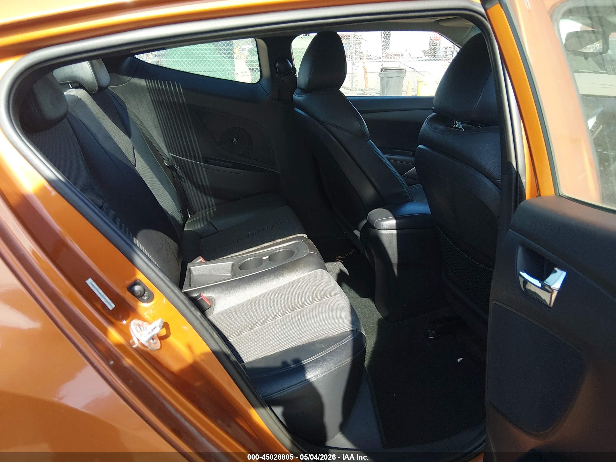 HYUNDAI VELOSTER image 8