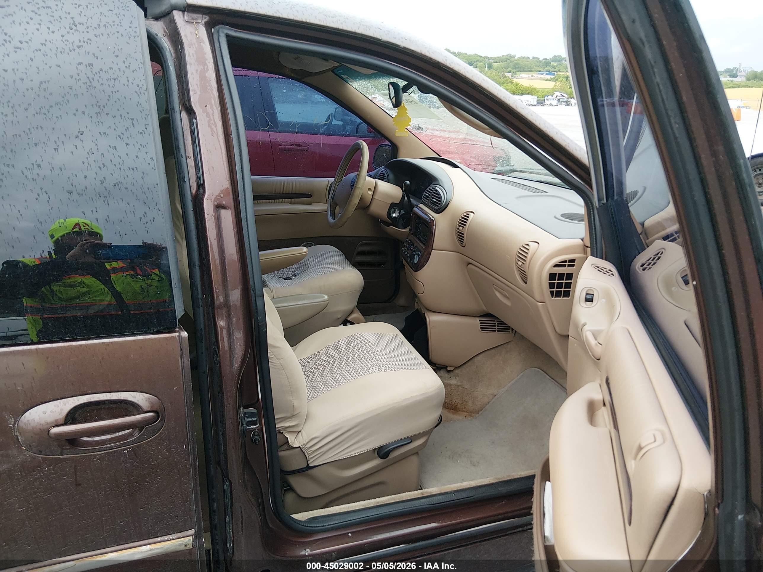CHRYSLER TOWN image 5
