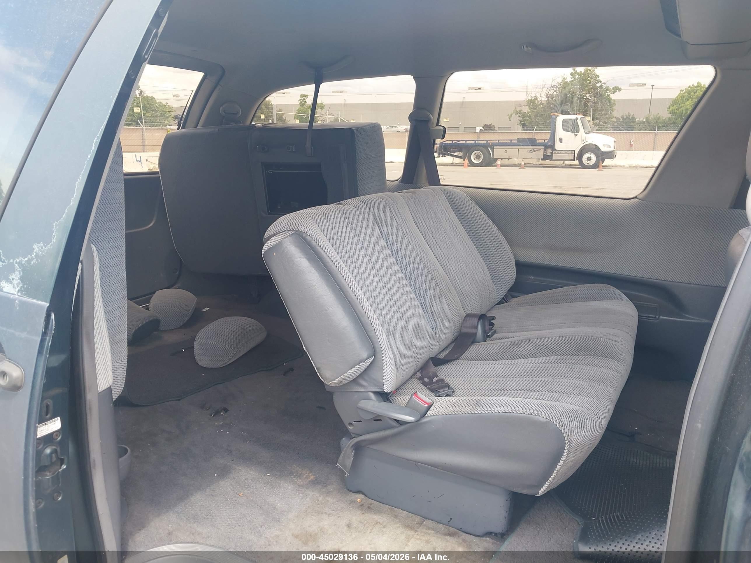 TOYOTA PREVIA image 8