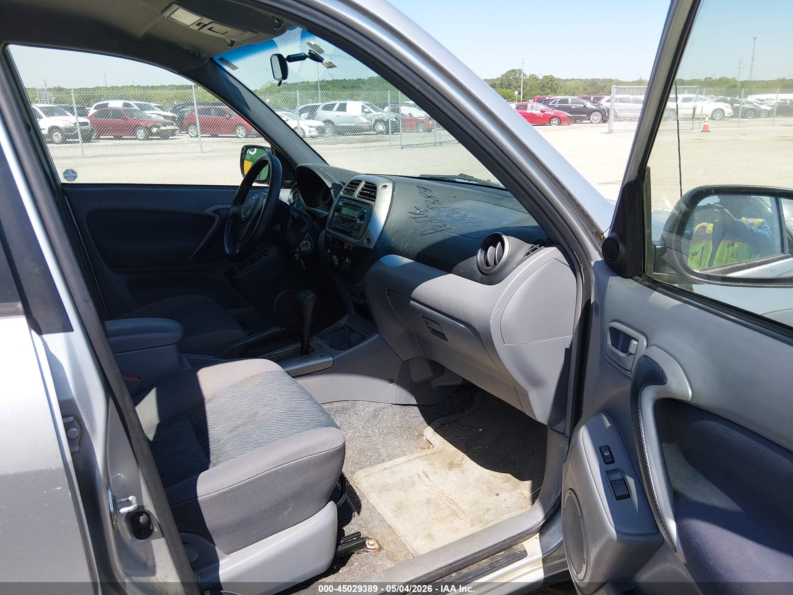 TOYOTA RAV4 image 5
