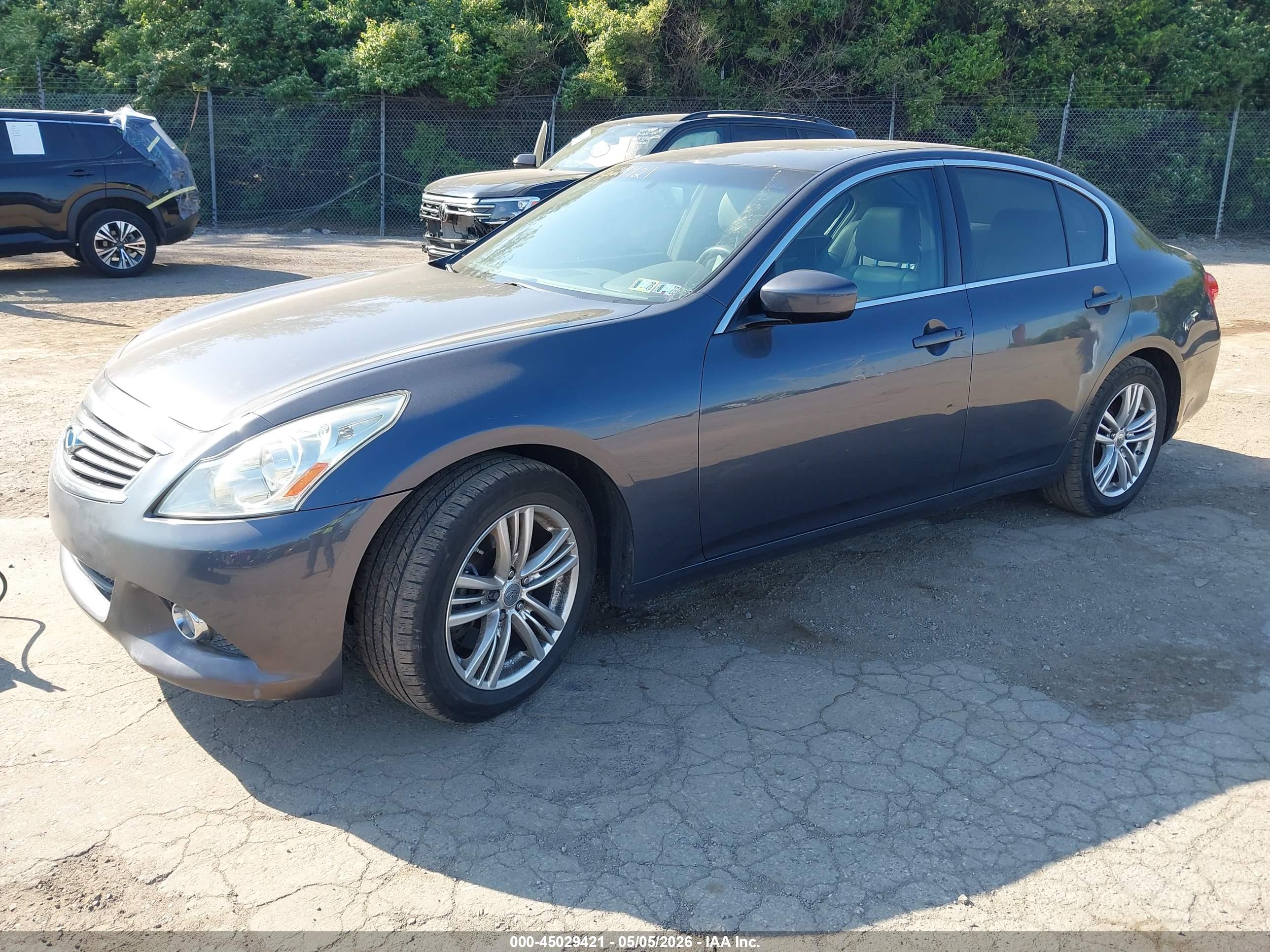 INFINITI G37 image 2