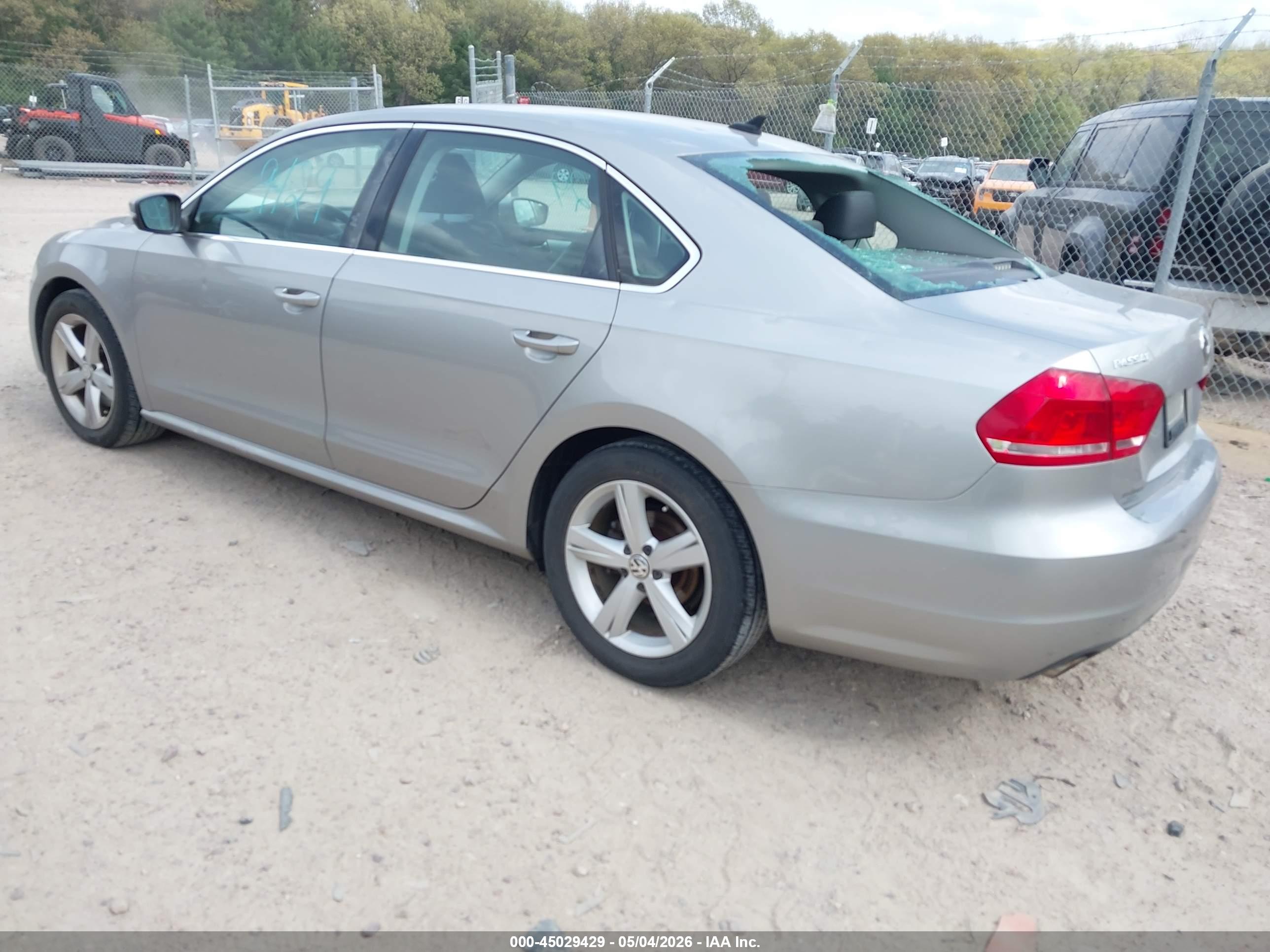 VOLKSWAGEN PASSAT image 3