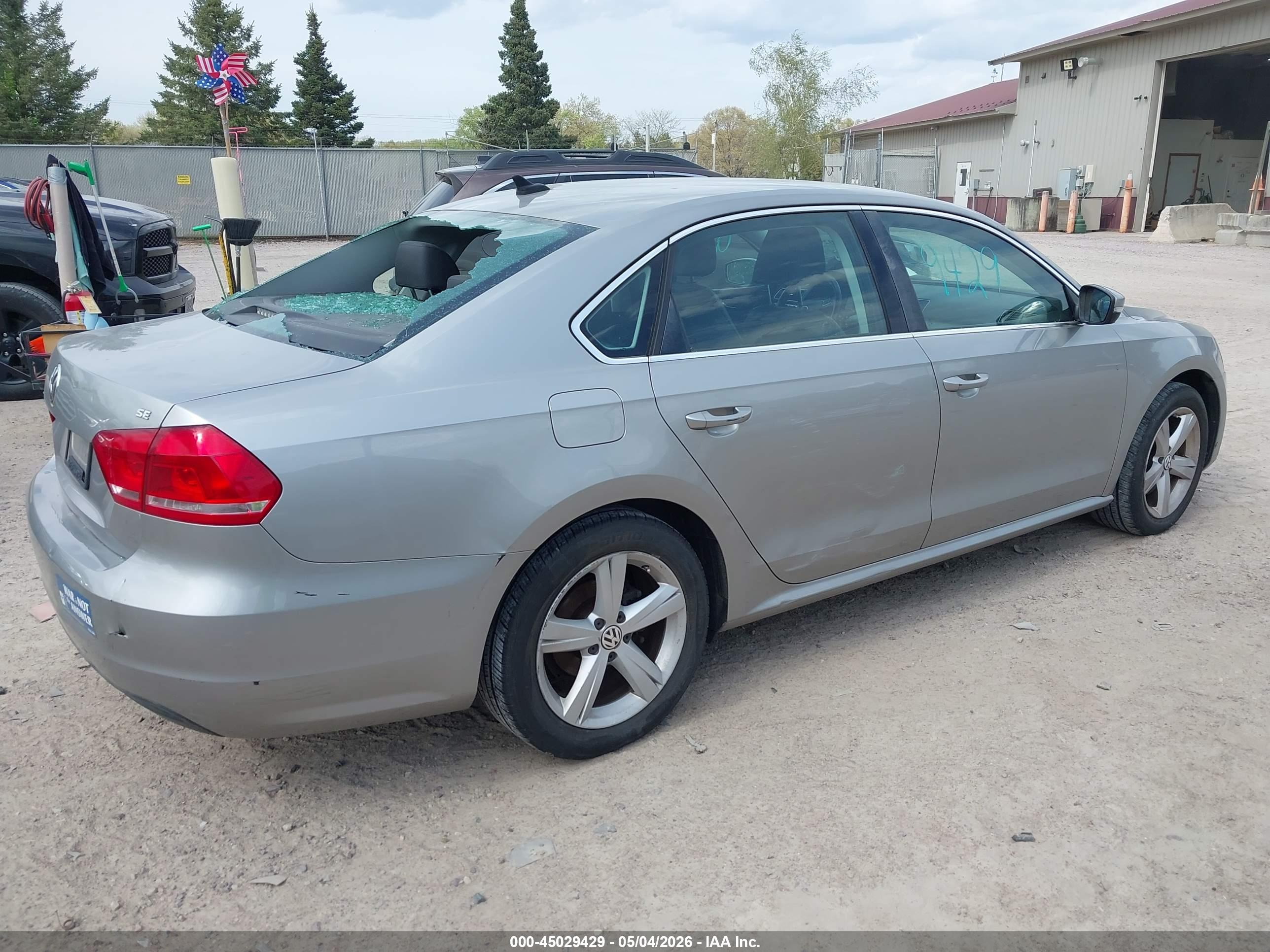 VOLKSWAGEN PASSAT image 4