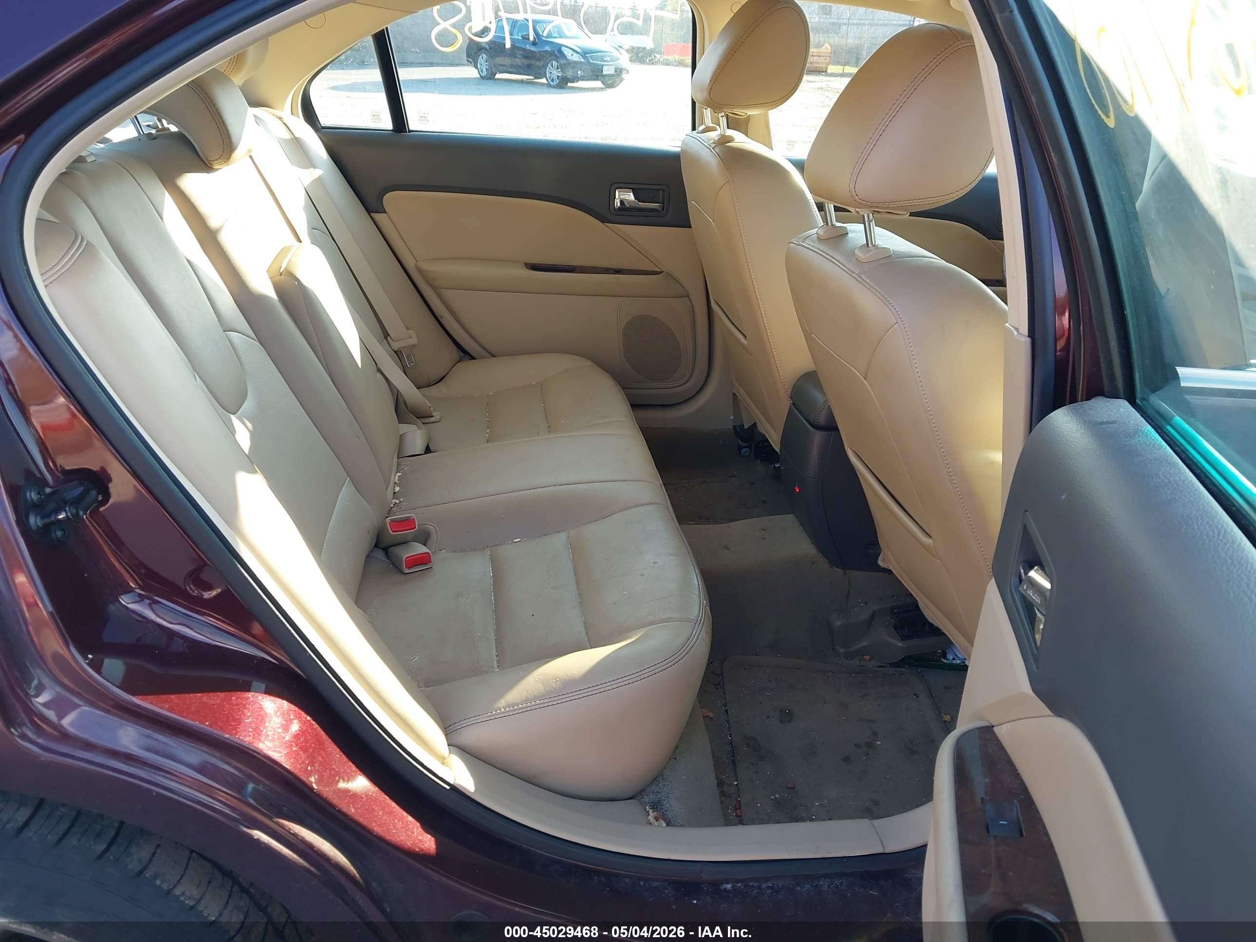 FORD FUSION image 8